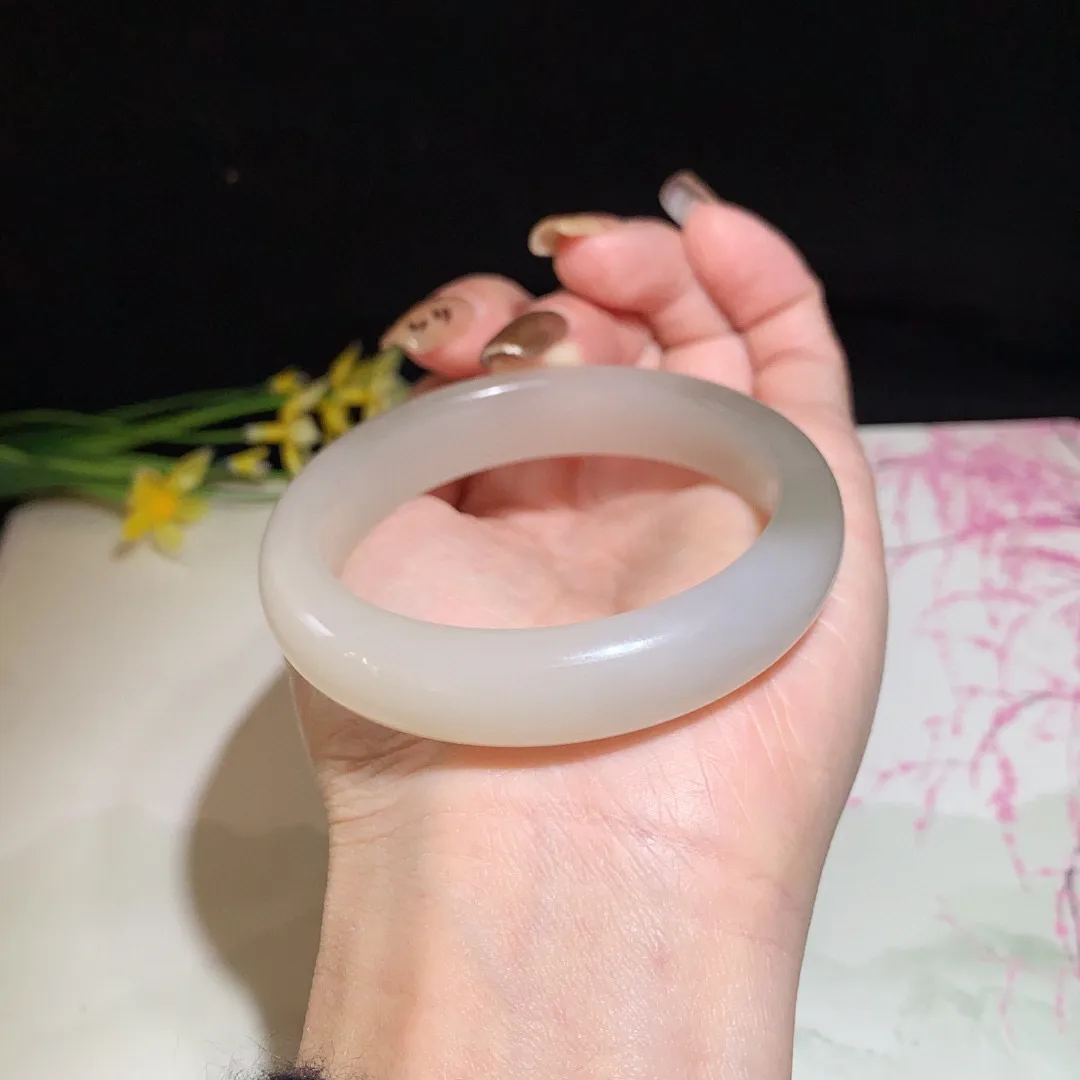 和田玉55圈口藕粉漂紫双色手镯！玉质细腻油润 底色纯净 无裂无杂 脂粉好，品质好