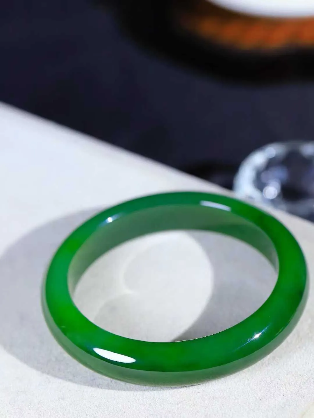 【温润如心.镯】

收藏级臻品️和田玉碧玉手镯，精选上等碧玉料，色泽清透，质地细腻。佩戴它，感受千年玉文化的温润与优雅，愿它为您带来平安与幸福。重64.3克  尺寸59.5-13.3-8.8mm  101203011A