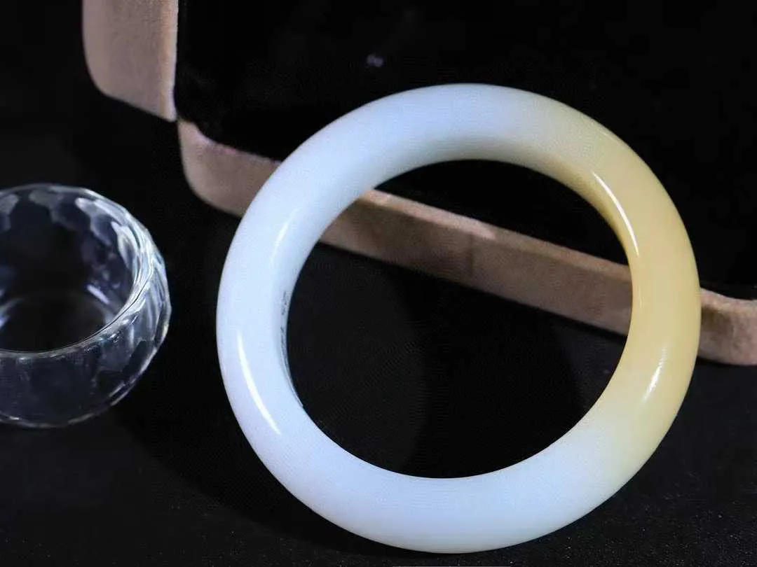 【诗情画意.手镯】

收藏级️和田玉糖白玉手镯   细腻油脂,手感润滑。意韵飘渺，温雅细腻，工艺精湛，️氤氲诗意的美跃然于手腕之间，给人以出尘的风雅，优美脱俗，气质非凡。重71.5克 内径53mm尺寸15.6-9.7mm  221203000A