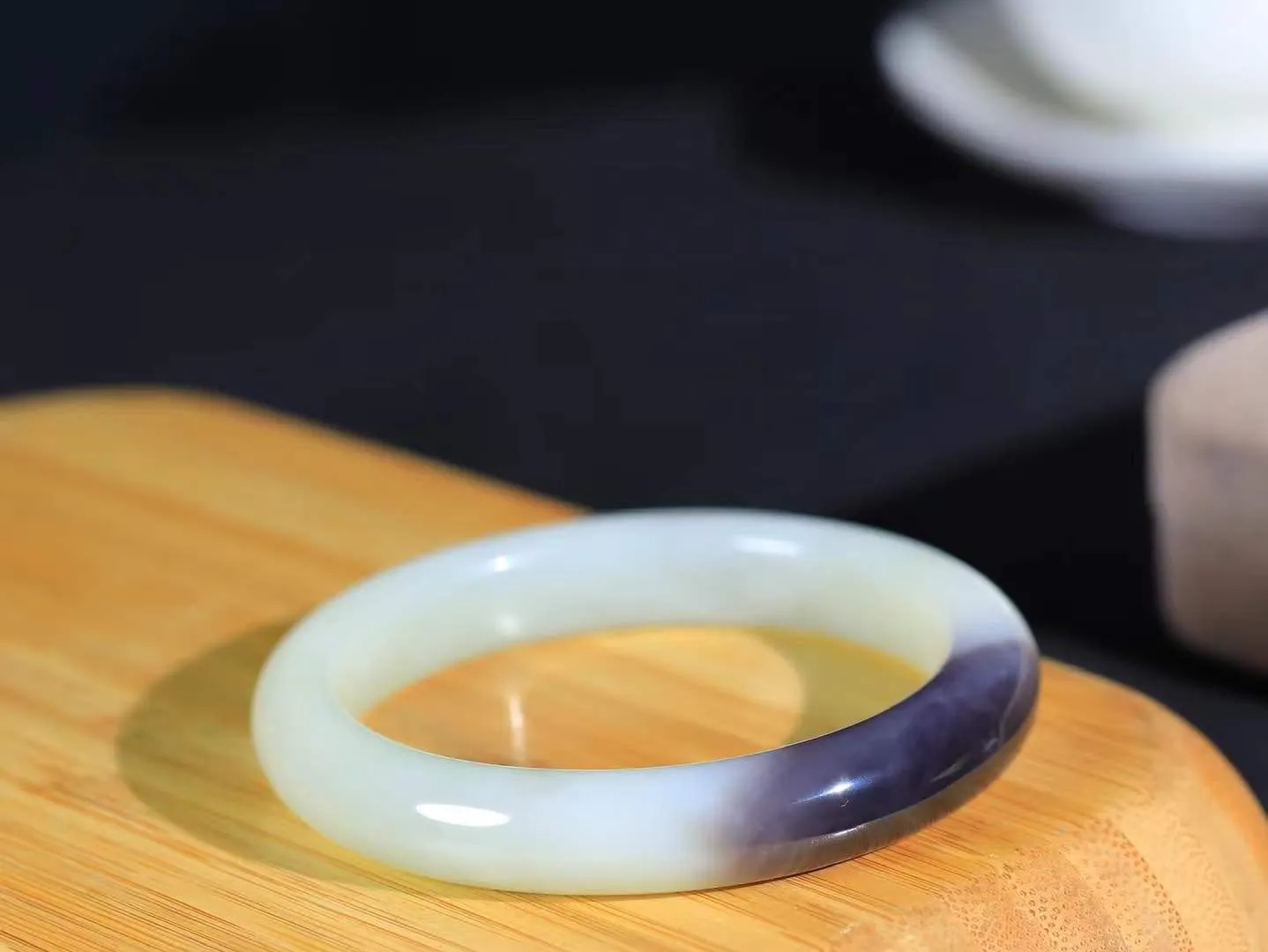 【诗情画意.手镯】

收藏级️和田玉双色手镯   细腻油脂,手感润滑。意韵飘渺，温雅细腻，工艺精