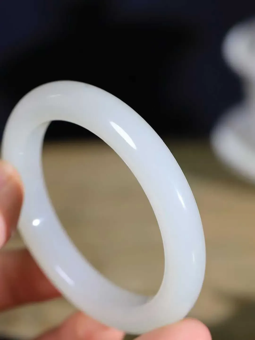 【腕间柔情.手镯】   

精品️和田玉冰白玉手镯 玉质温润细腻 油性十足 古朴秀雅 轻抚岁月的栏杆软香温玉，腕间玉镯轻轻晃动，令人情动心间，撷一缕月末的芬芳，把心思铺陈，时光静美，惟有你最温柔。重55克   尺寸55.5-11.4-9.6mm  461203055A