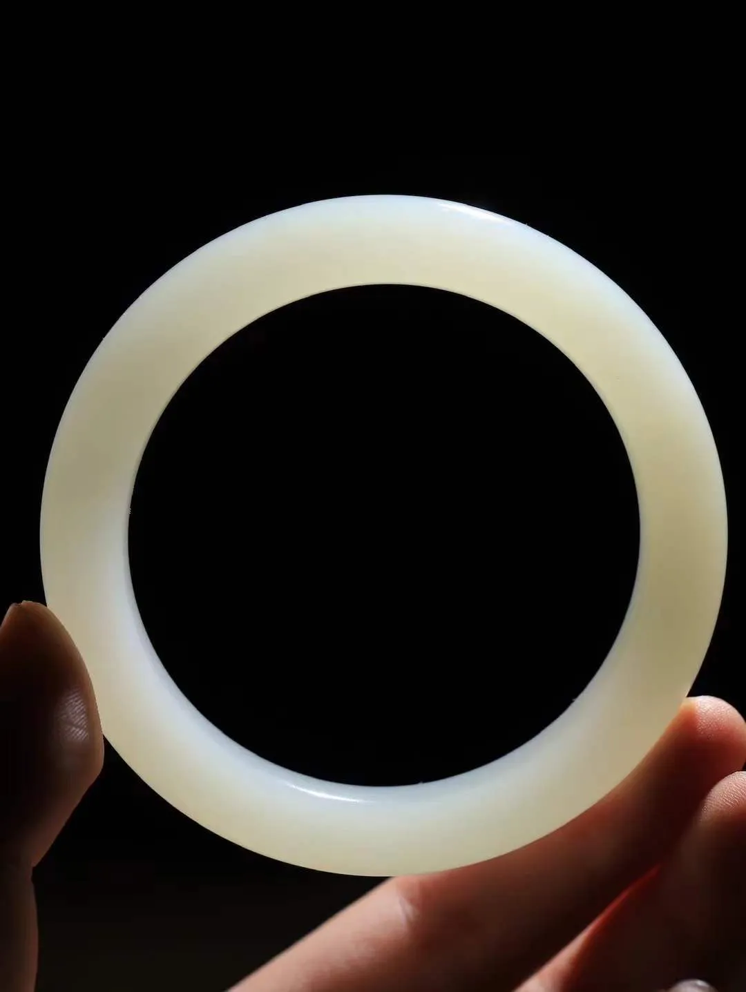 【腕间柔情.手镯】   

精品️和田玉荔枝冻手镯 玉质温润细腻 油性十足 古朴秀雅 轻抚岁月的栏杆软香温玉，腕间玉镯轻轻晃动，令人情动心间，撷一缕月末的芬芳，把心思铺陈，时光静美，惟有你最温柔。重65.3克   尺寸61-11.3-10.4mm  461203155A