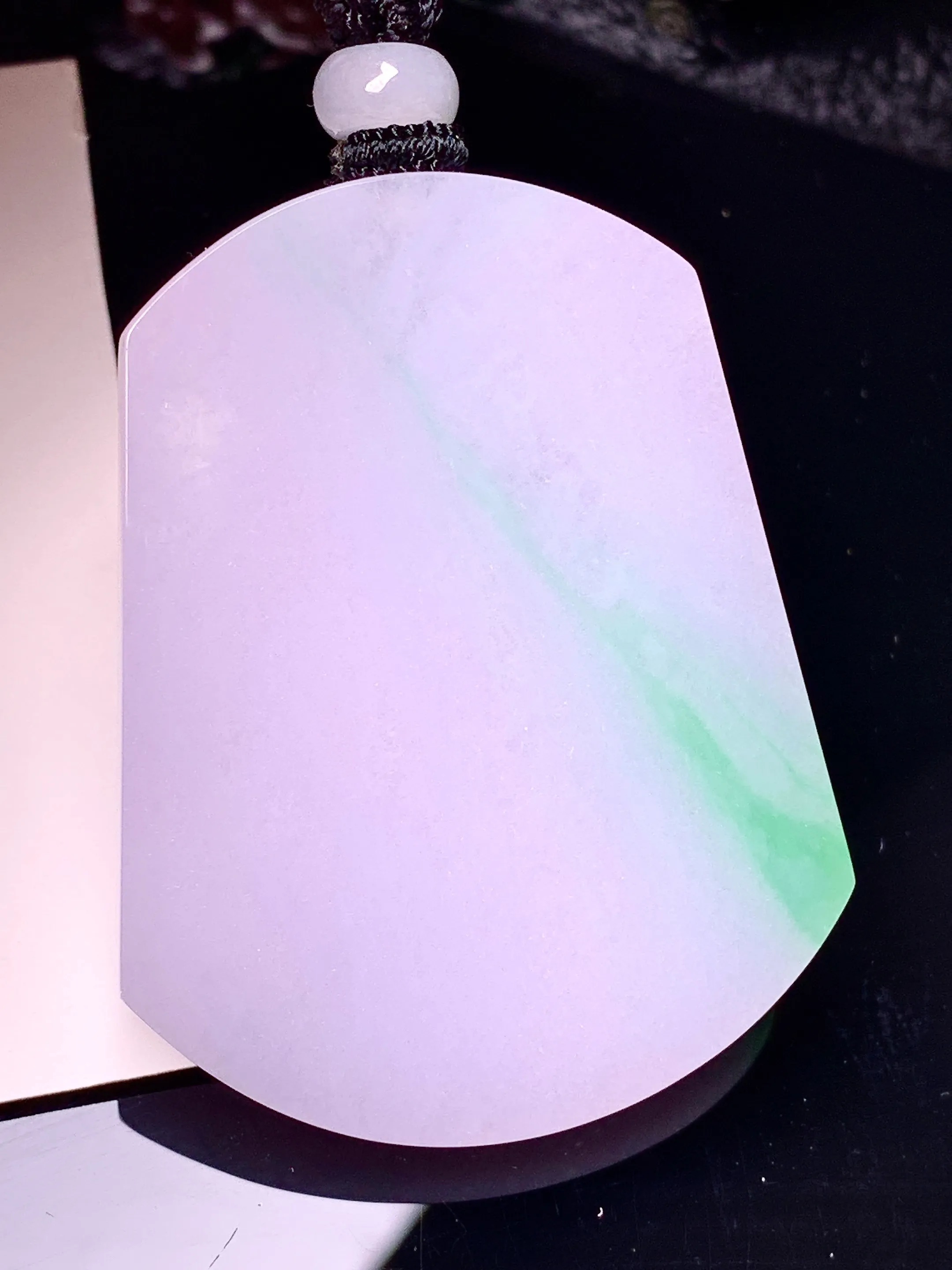 飘绿淡紫罗兰无事牌吊坠 玉质细腻 色泽清新艳丽 整体尺寸49.3*38*5.6