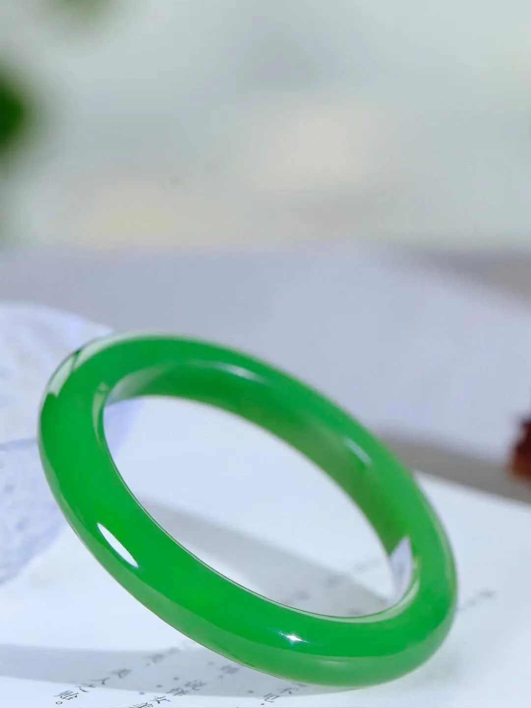 【碧波流转·手镯】

典藏级和田玉碧玉手镯，玉质细腻温润，手感舒适，️线条流畅，简约大气，美自天成，佩戴于腕间，婉约之美，举手投足间透出那份低调奢华，醉人心扉。
重58.5克 内径圈口58mm尺寸11-9.7mm  FDA-131203108