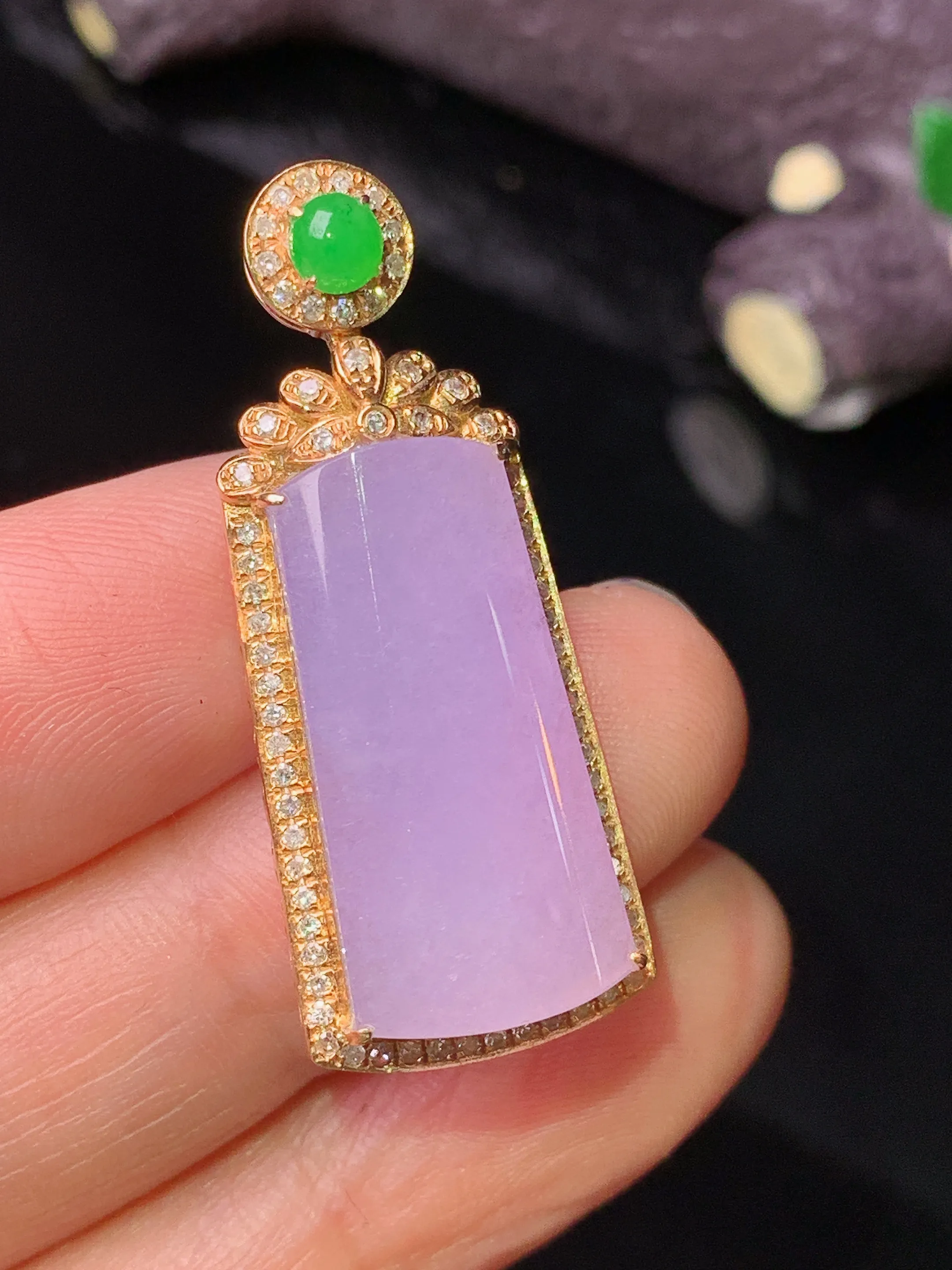 18k金钻镶嵌紫罗兰玉柱吊坠 玉质细腻 色泽清新艳丽 整体尺寸35.5*14.2*7