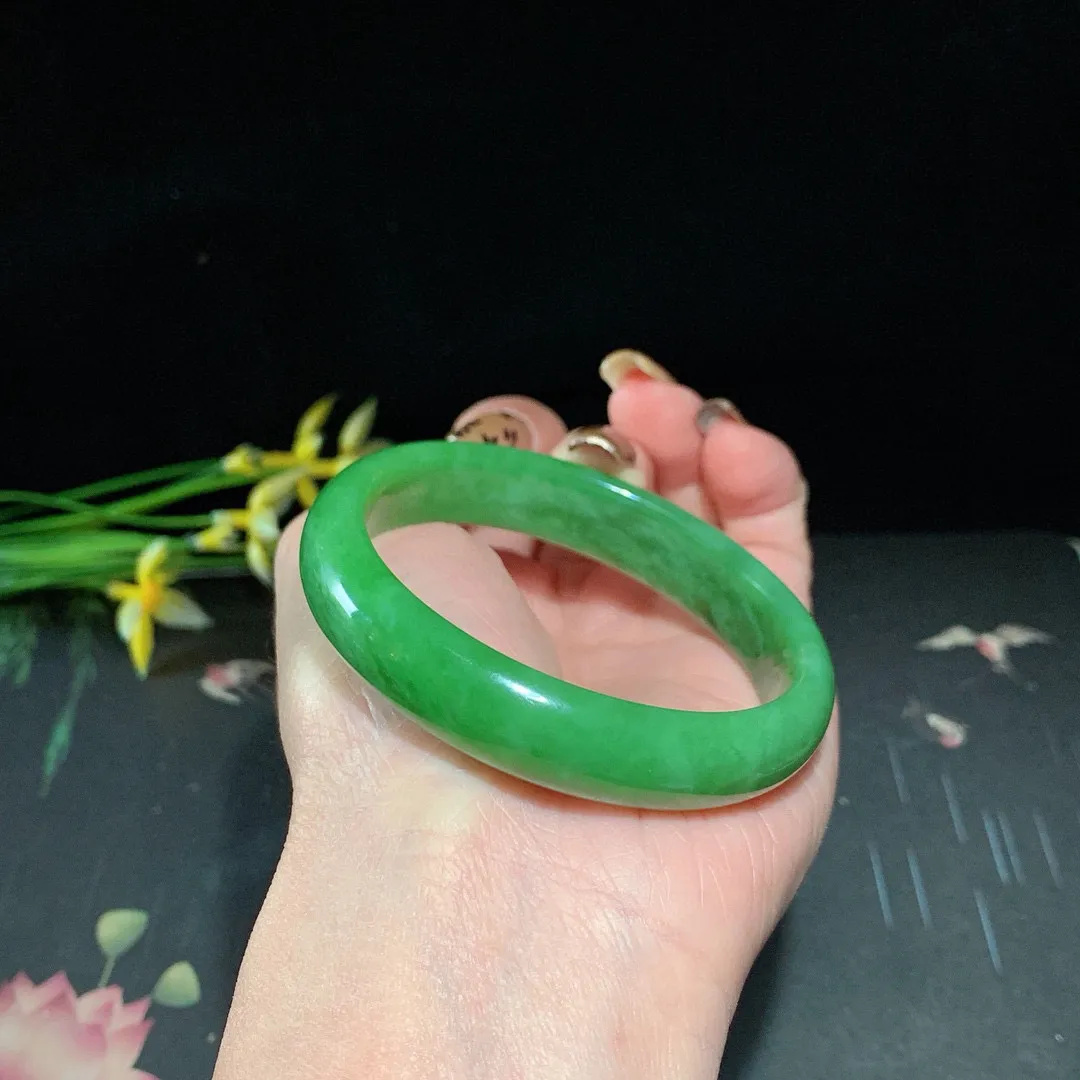 和田玉54圈口阳绿色碧玉手镯！玉质细腻油润 底色纯净 无裂无杂 脂粉好，品质高