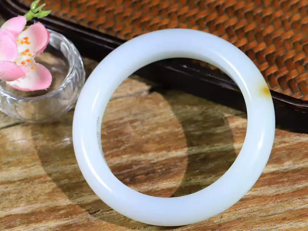 【暖玉生香·手镯】

收藏级和田玉糖白玉手镯，质地油润细腻，色泽高贵典雅，镯型古朴典雅。在诗情画意的雨巷相遇，你是我腕间的一抹风情，有你眸有深情，清风荡漾湖间静水，我愿俯身低眉，在烟波涟漪处，寻你深情倩影。内径58mm尺寸13.7-9.9mm重70.5克  691203158A