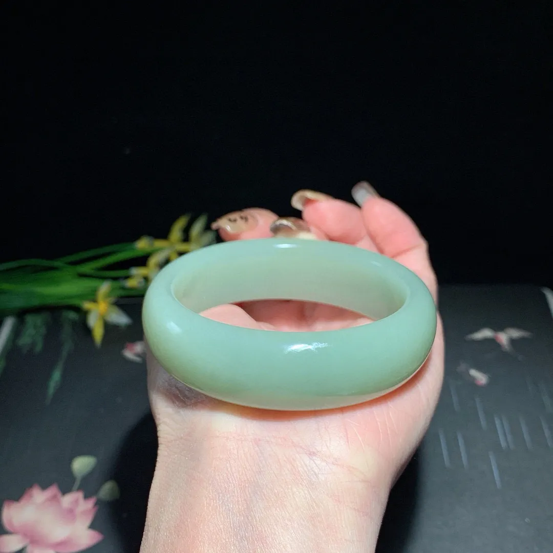 和田玉55.5圈口且末蓝宽版手镯！玉质细腻油润 底色纯净 无裂无杂 脂粉好，品质高。