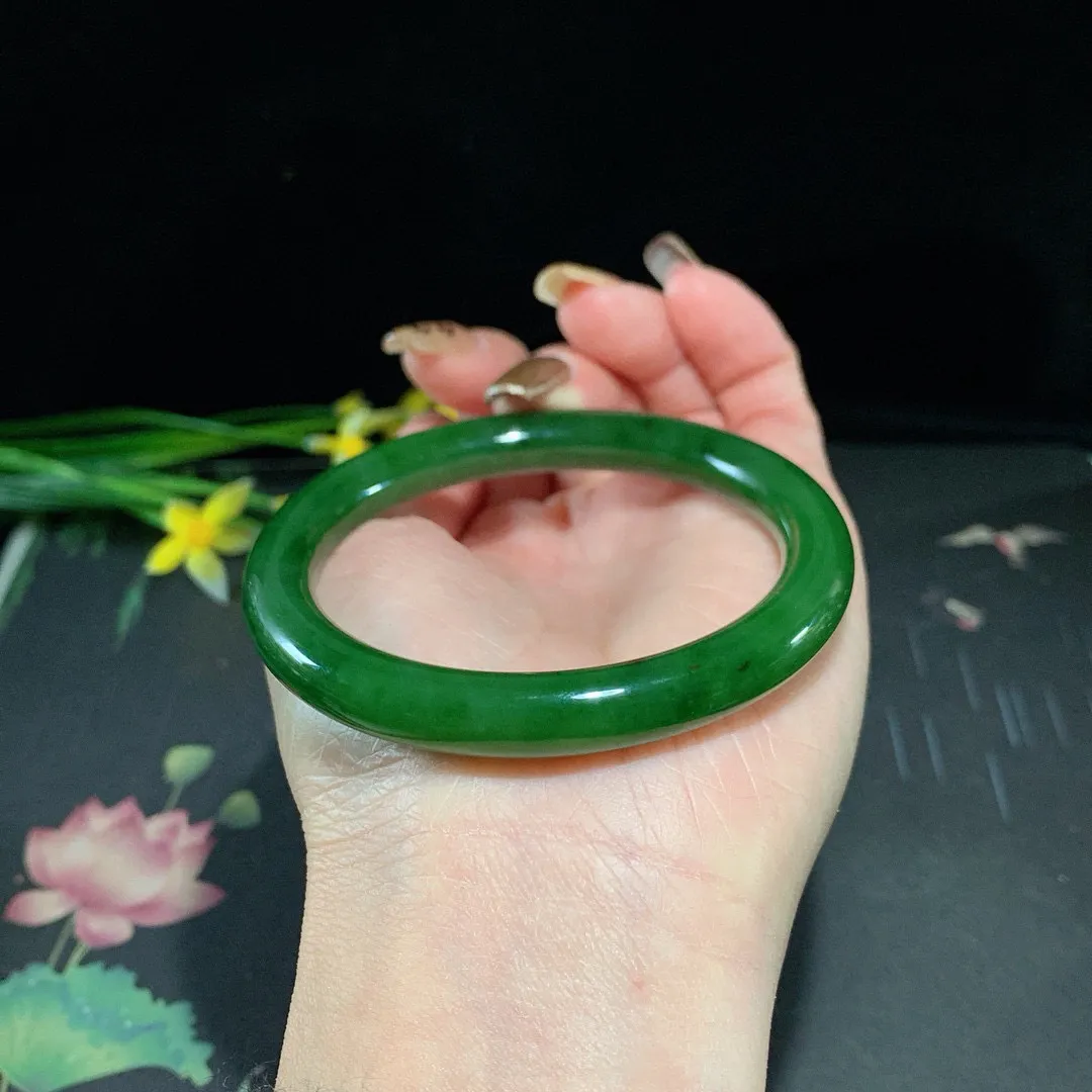 和田玉57.5圈口菠菜绿圆条碧玉手镯！玉质细腻油润 底色纯净 无纹裂 脂粉好，品质高