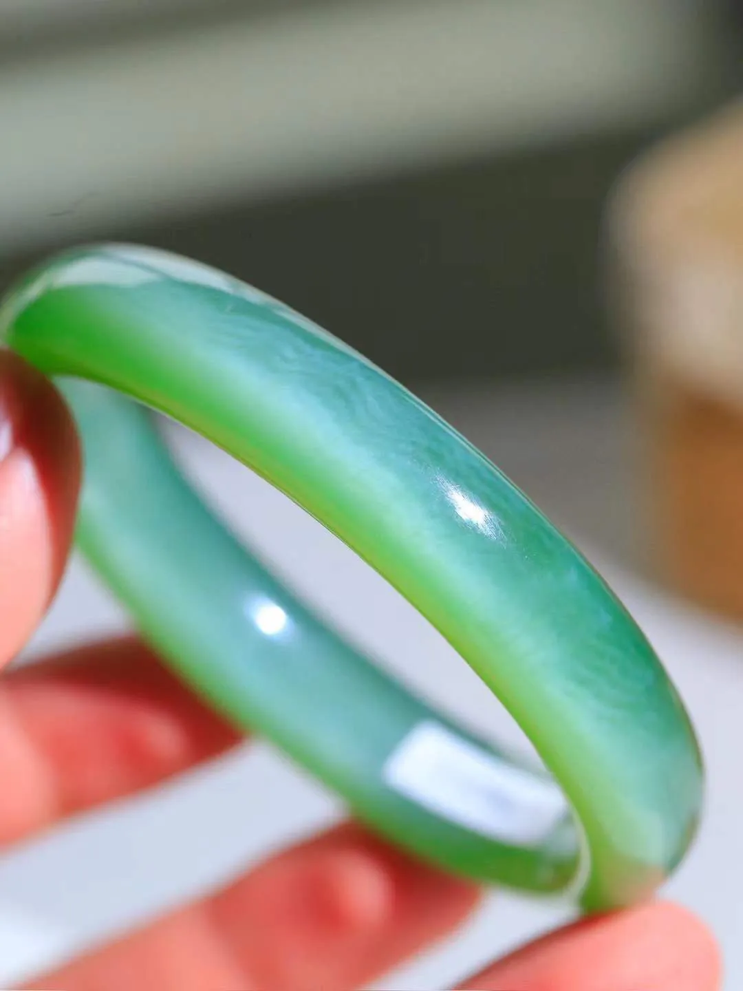 （温柔雅致.手镯）

收藏传家级臻品️和田玉碧玉猫眼手镯。镯型饱满，温润细腻，脂润沁香。️执一卷书，沏一盏茶，着一袭裙，戴一只镯。淡淡浅笺，素心若兰，静赏玉中诗画。悠悠岁月，芊手轻摘，盛满诗样芳华。重56.8克   尺寸58-12.8-8.7mm    FDA-321203100