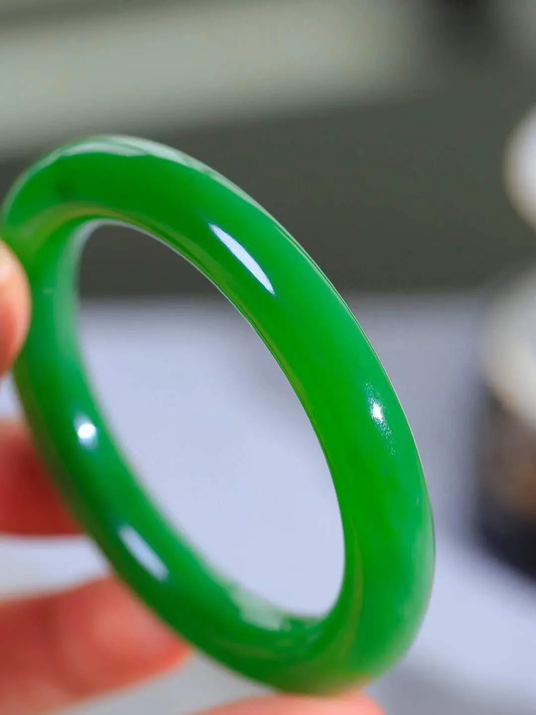 【玉佳人·手镯】

收藏级臻品️和田玉碧玉圆条手镯 ，玉质细腻油润，做工细致精美，端庄素雅，亭亭玉立，芊芊素手。芊芊素手，怎能忘镯？秀美圆条，更显婀娜。内径54mm 尺寸10.5-10.8mm重55.2克691203180A