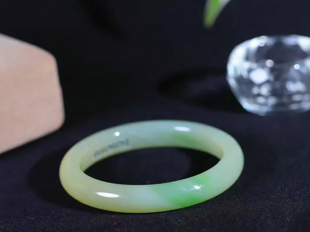 【翠色怡人.手镯】

精品和田玉翠青手镯，精品超级美镯，玉质细腻饱满，️温润脂香，仙雾缥缈，怡静如画，意蕴十足～，戴于腕间，神秘与高贵并存，给人以出尘的风雅，优美脱俗，气质非凡。重31.6克 内径51mm尺寸9.6-7.3mm191253000A