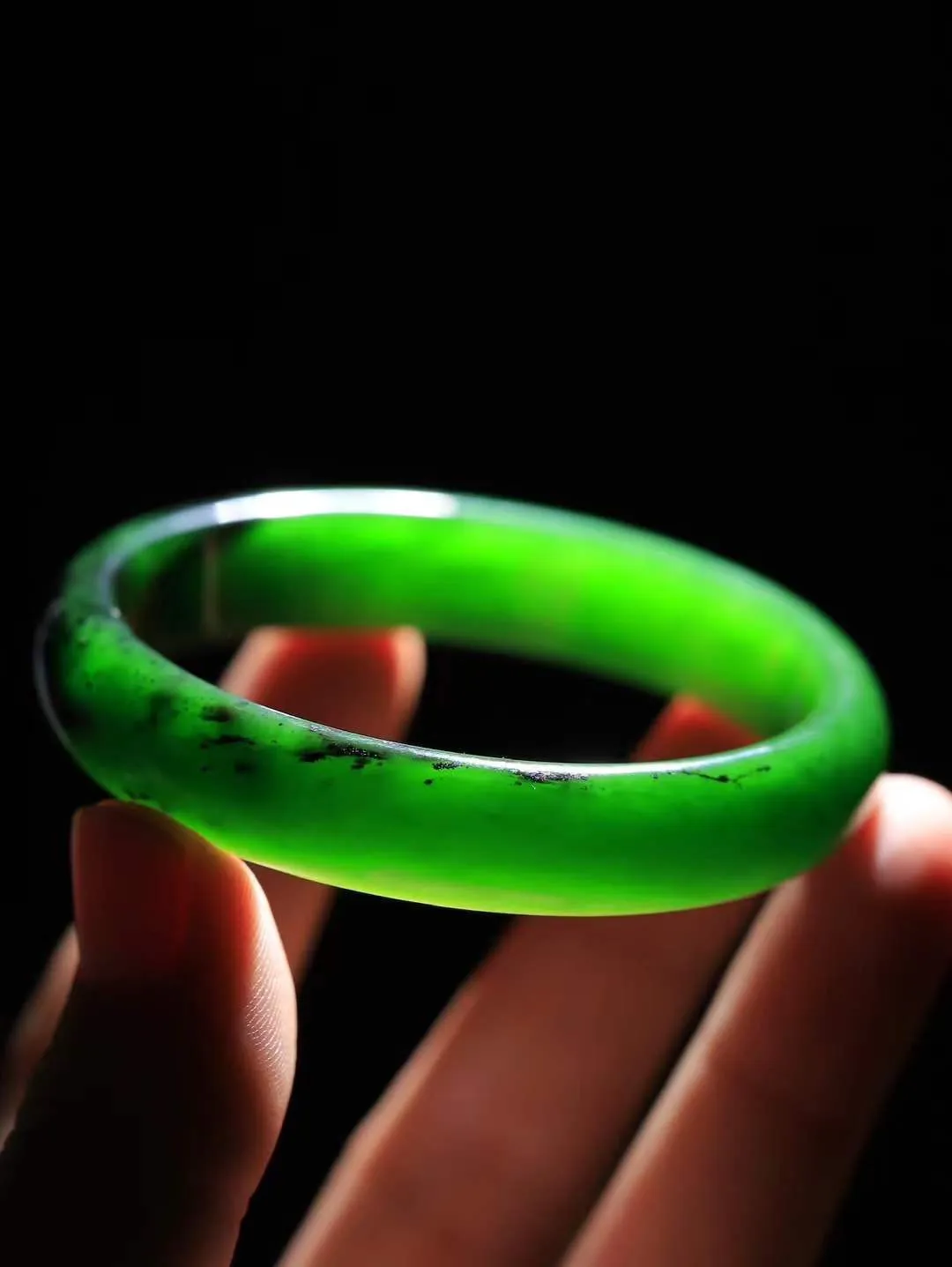 【碧波流转·手镯】

收藏级和田玉碧玉手镯，玉质细腻温润，手感舒适，️线条流畅，简约大气，美自天成，佩戴于腕间，婉约之美，举手投足间透出那份低调奢华，醉人心扉。
重39.6克 内径圈口58mm尺寸12.3-6.5mm  FDA-131203108