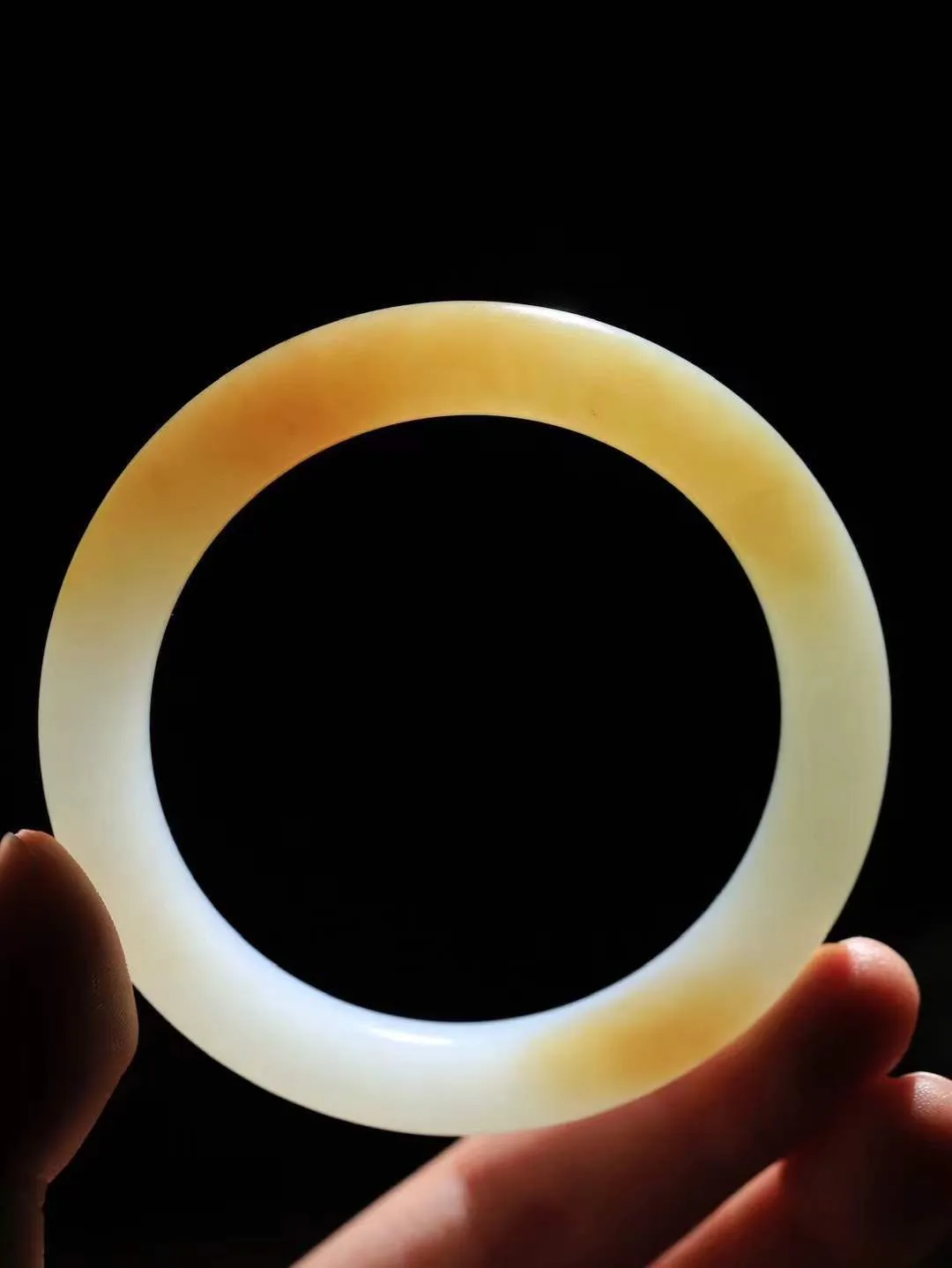 [温润如玉.手镯]

精品和田玉糖白玉手镯。玉质温润细腻 油性十足 手感舒适，高华雅逸，线条流畅，简约大气，美自天成，素雅高贵。佩戴于腕间，婉约之美，举手投足间透出那份低调奢华。重47.8克 内径57mm尺寸9.2-9.9mm 781283114A