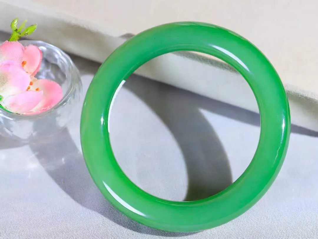 【玉佳人·手镯】

收藏级臻品️和田玉碧玉圆条手镯 ，玉质细腻油润，做工细致精美，端庄素雅，亭亭玉立，芊芊素手。芊芊素手，怎能忘镯？秀美圆条，更显婀娜。内径54mm 尺寸10.5-10.8mm重55.2克691203180A