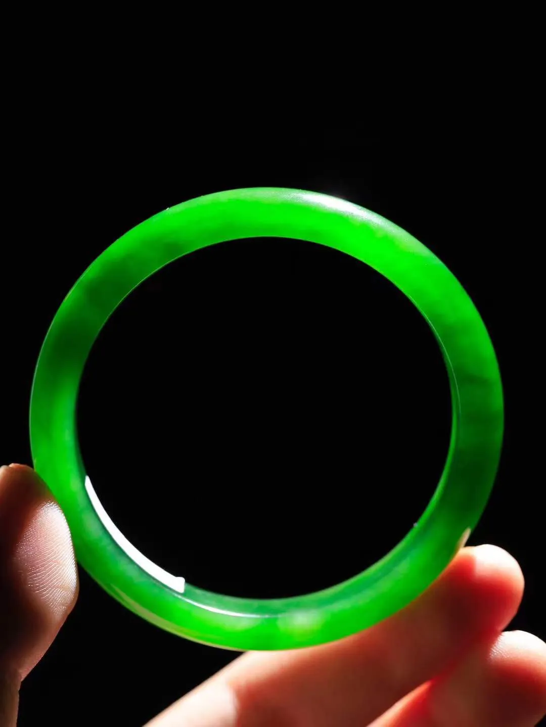 【碧色荡漾·手镯】

收藏级臻品和田玉碧玉手镯，玉质细腻温润，手感舒适，️线条流畅，简约大气，美自天成，佩戴于腕间，婉约之美，举手投足间透出那份低调奢华，醉人心扉。重38.4克  内径圈口56mm  尺寸11-6.8mm  FDA-661203133