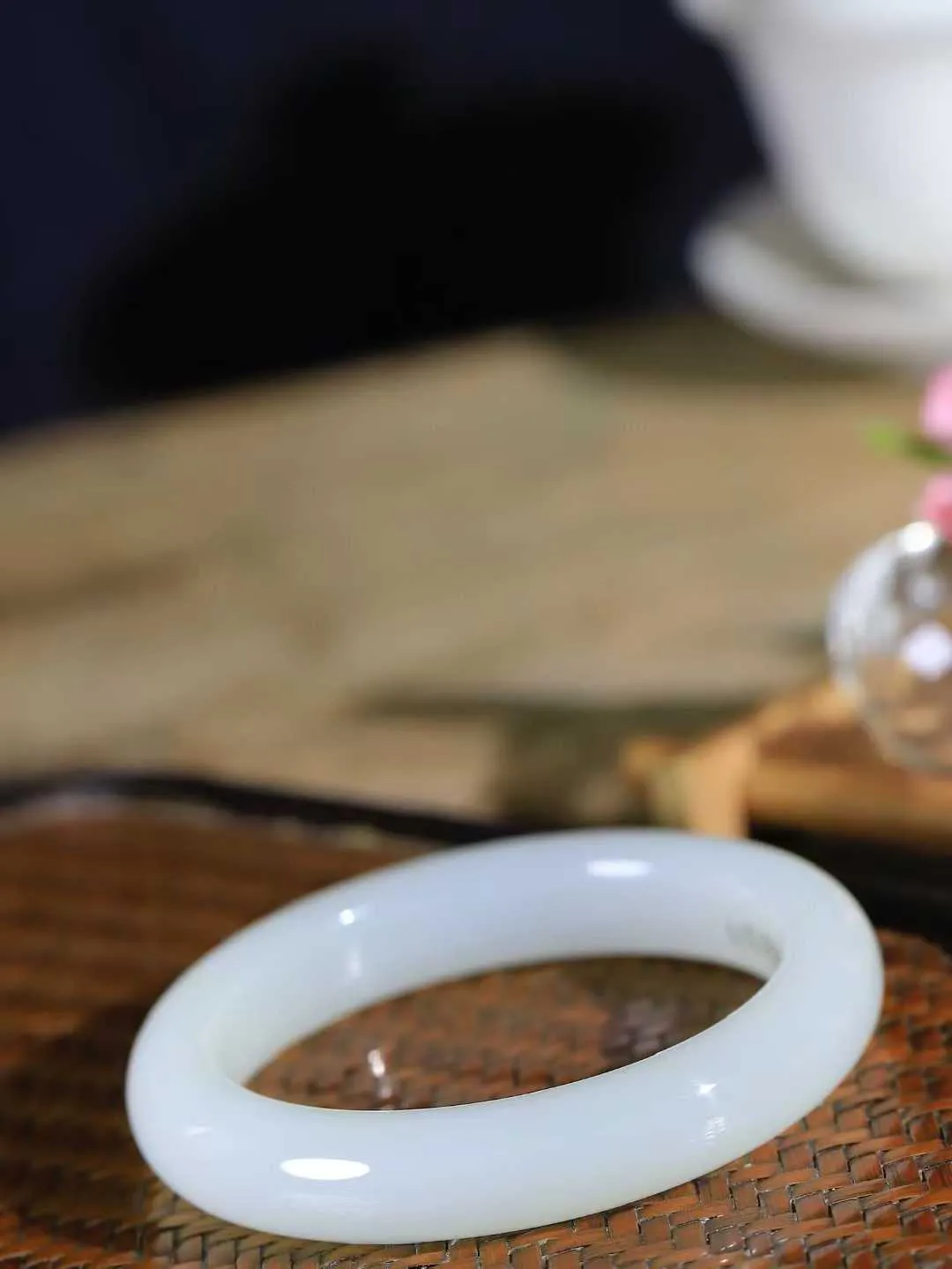 【腕间柔情.手镯】   

精品️和田玉冰白玉手镯 玉质温润细腻 油性十足 古朴秀雅 轻抚岁月的栏杆软香温玉，腕间玉镯轻轻晃动，令人情动心间，撷一缕月末的芬芳，把心思铺陈，时光静美，惟有你最温柔。重55克   尺寸55.5-11.4-9.6mm  461203055A