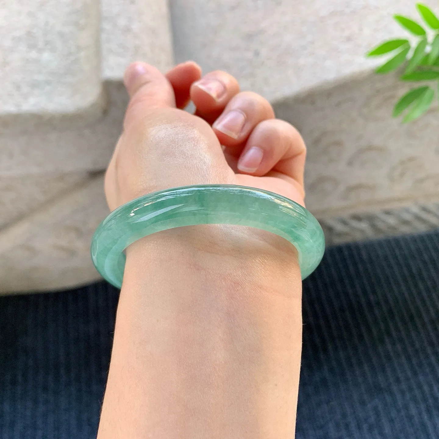 正圈53 54
【圈口】54.4/9.5/7.8
【编码】A1122538
【描述】糯冰油绿底，水润，种老，细腻