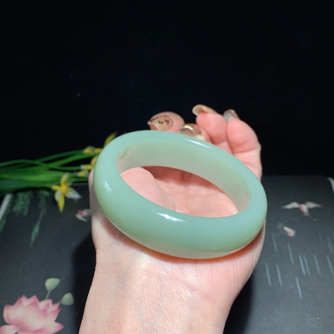 和田玉55.5圈口且末蓝宽版手镯！玉质细腻油润 底色纯净 无裂无杂 脂粉好，品质高。