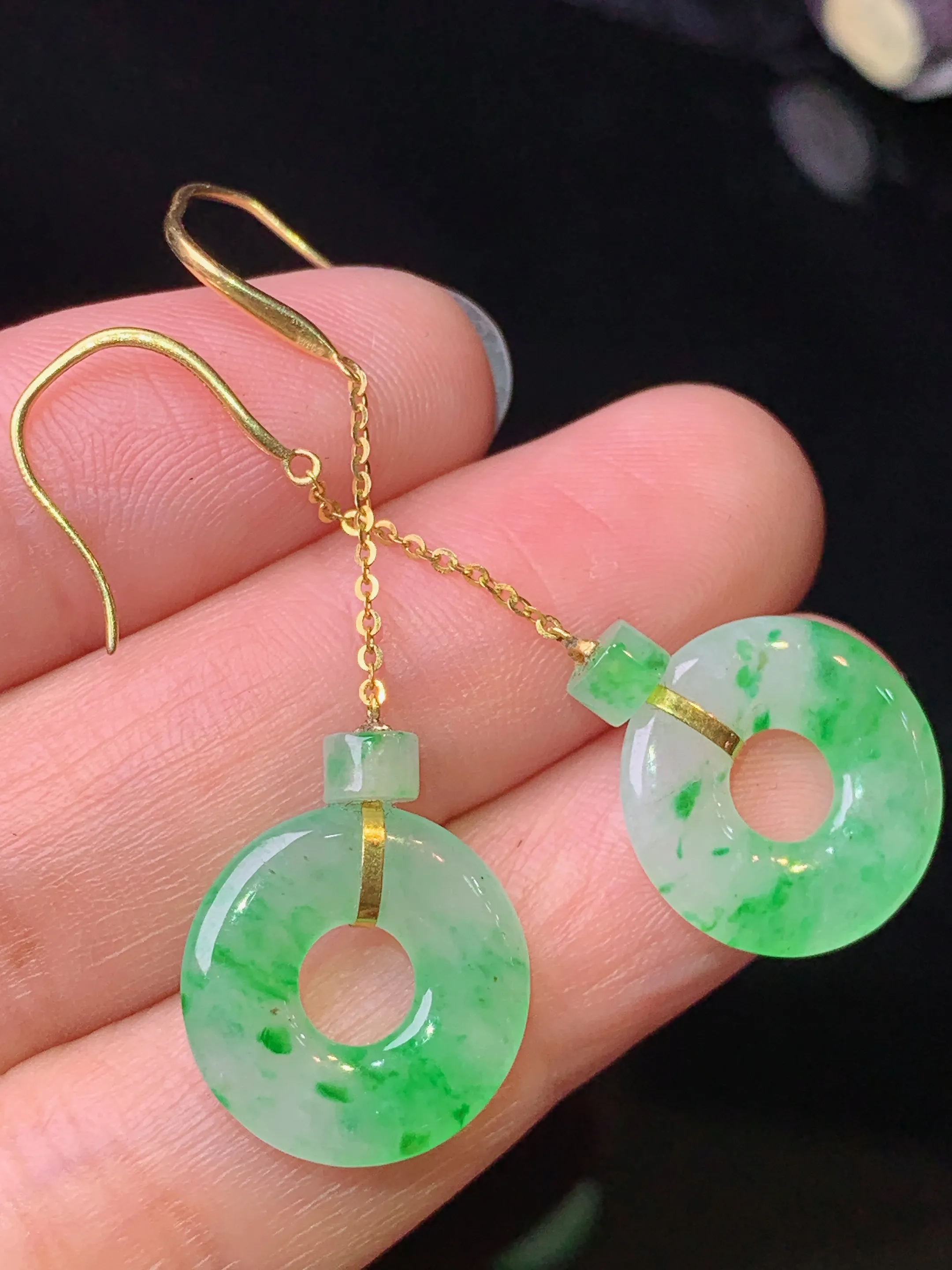 18k金镶嵌飘绿平安环耳坠 玉质细腻 色泽清新艳丽 整体尺寸44.6*14.7*2.5