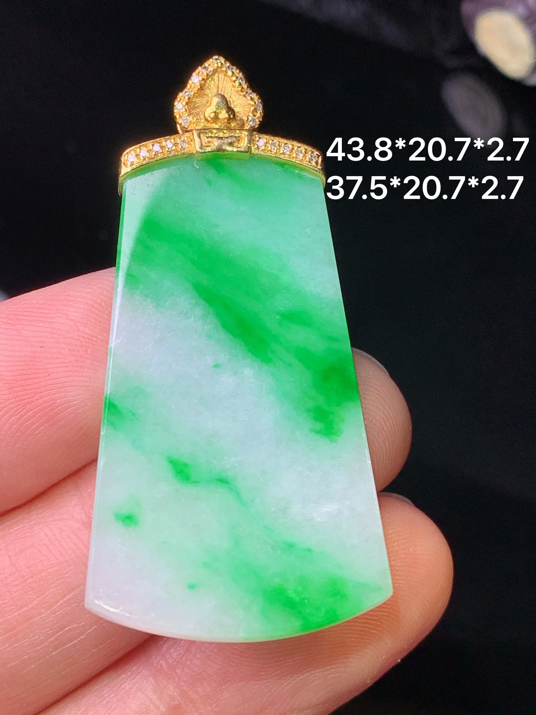 18k金钻镶嵌飘绿无事牌吊坠 玉质细腻 色泽清新艳丽 整体尺寸43.8*20.7*2.7