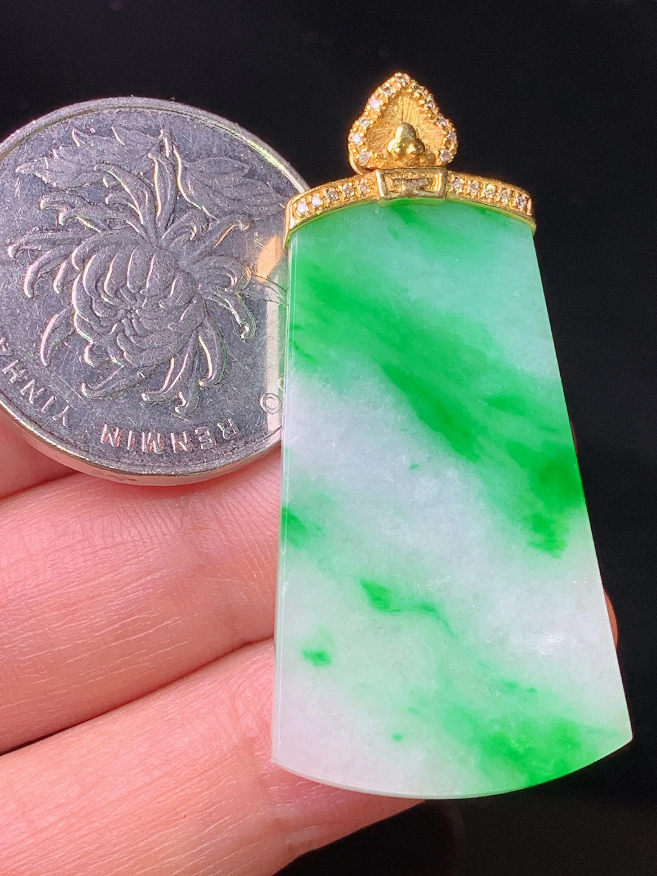 18k金钻镶嵌飘绿无事牌吊坠 玉质细腻 色泽清新艳丽 整体尺寸43.8*20.7*2.7