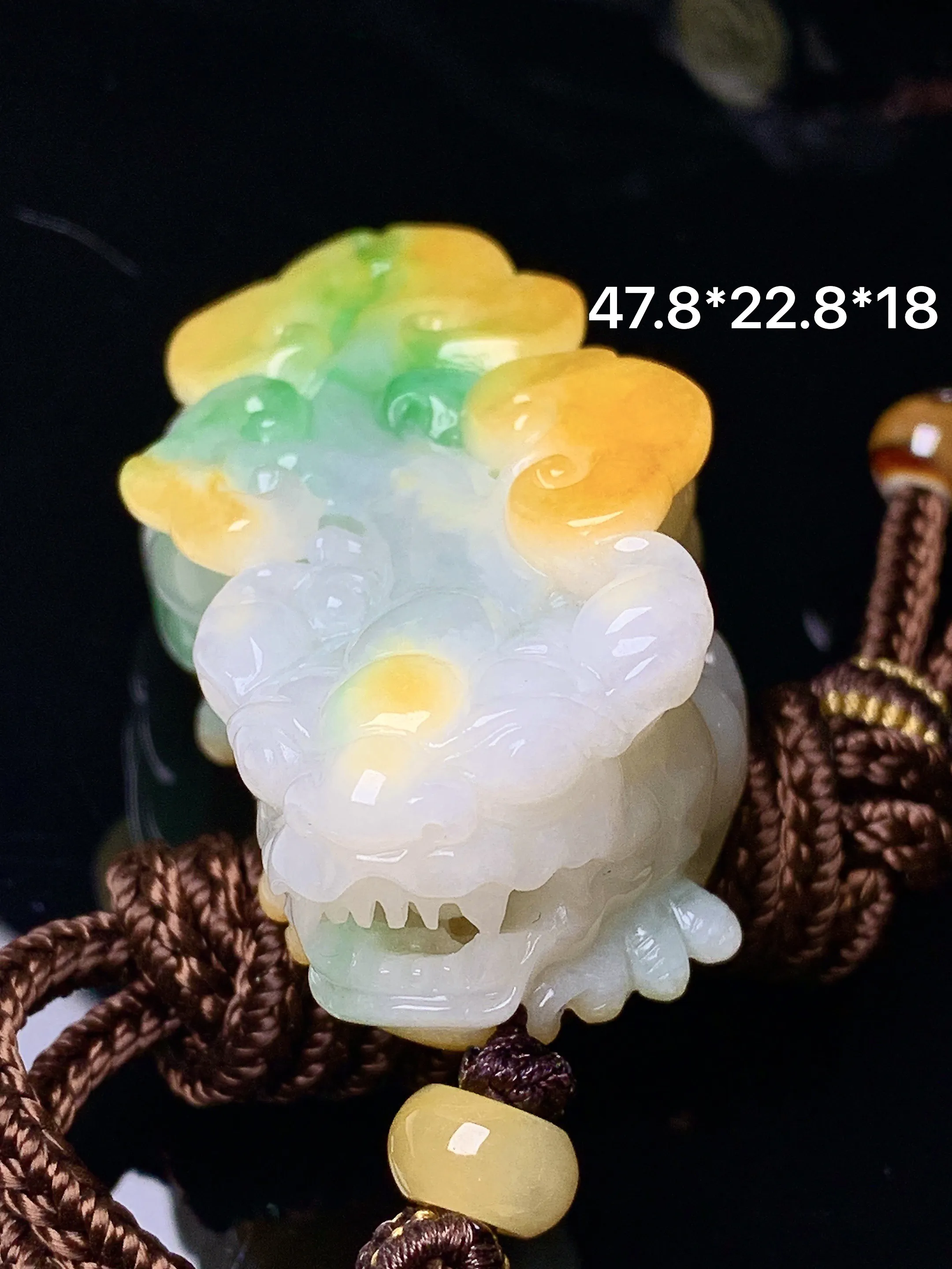 飘黄绿貔貅吊坠 玉质细腻 色泽清新艳丽 整体尺寸47.8*22.8*18
