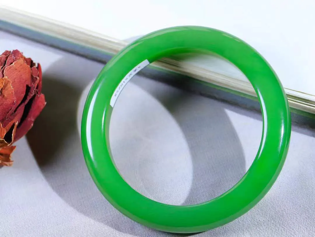 【碧波流转·手镯】

典藏级和田玉碧玉手镯，玉质细腻温润，手感舒适，️线条流畅，简约大气，美自天成，佩戴于腕间，婉约之美，举手投足间透出那份低调奢华，醉人心扉。
重58.5克 内径圈口58mm尺寸11-9.7mm  FDA-131203108