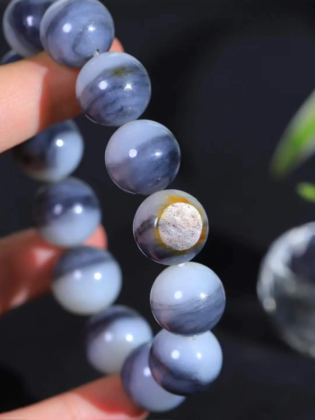 【籽.珠圆玉润.手串】

新疆和田青花籽料珠圆玉润手串 玉质温润细腻  整串打磨圆润，佩戴舒适。珠珠落玉盘，间关莺语花底滑，一生美好时光，无论身在何处，都有它相伴相守。事事顺遂，幸福美满，吉祥如意。重81.5克 尺寸取一16mm  FDA-221203133