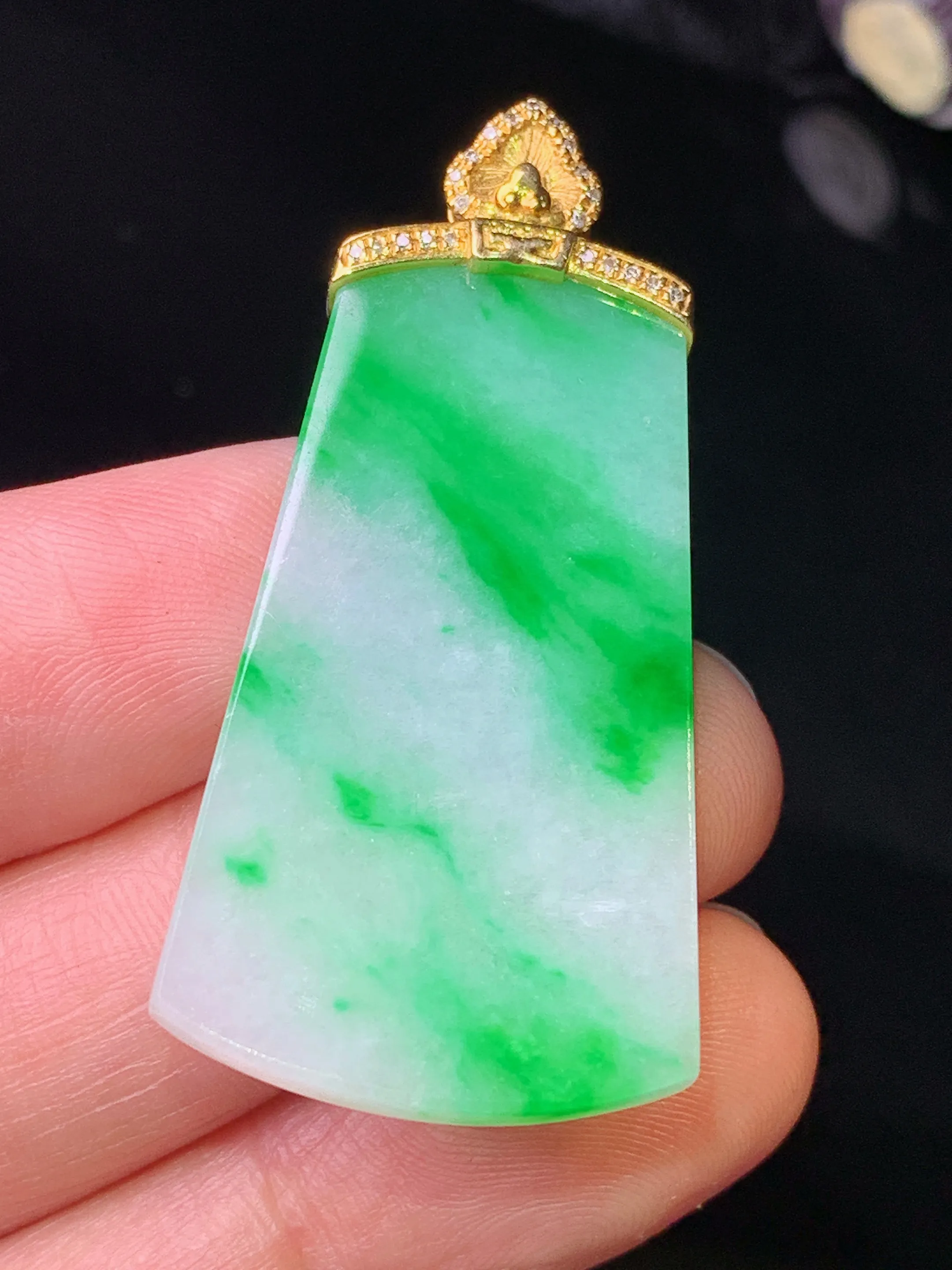 18k金钻镶嵌飘绿无事牌吊坠 玉质细腻 色泽清新艳丽 整体尺寸43.8*20.7*2.7