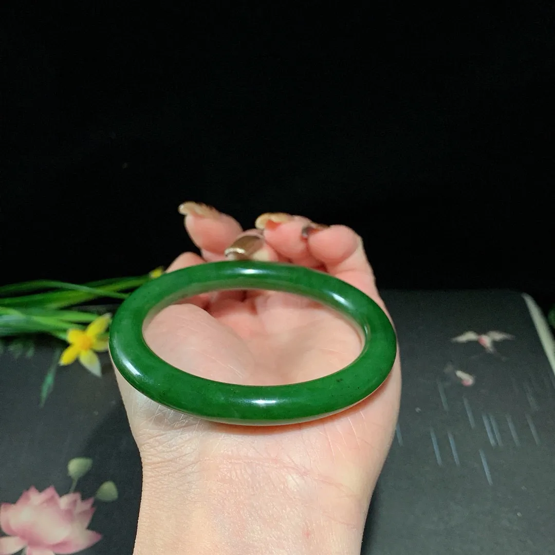 和田玉55.9圈口菠菜绿圆条碧玉手镯！圈口55.9宽9重40.3克，玉质细腻油润 底色纯净 无纹裂 脂粉好，品质高