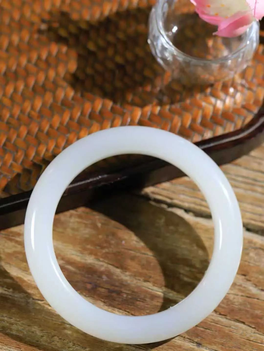 【腕间柔情.手镯】   

精品️和田玉冰白玉手镯 玉质温润细腻 油性十足 古朴秀雅 轻抚岁月的栏杆软香温玉，腕间玉镯轻轻晃动，令人情动心间，撷一缕月末的芬芳，把心思铺陈，时光静美，惟有你最温柔。重55克   尺寸55.5-11.4-9.6mm  461203055A