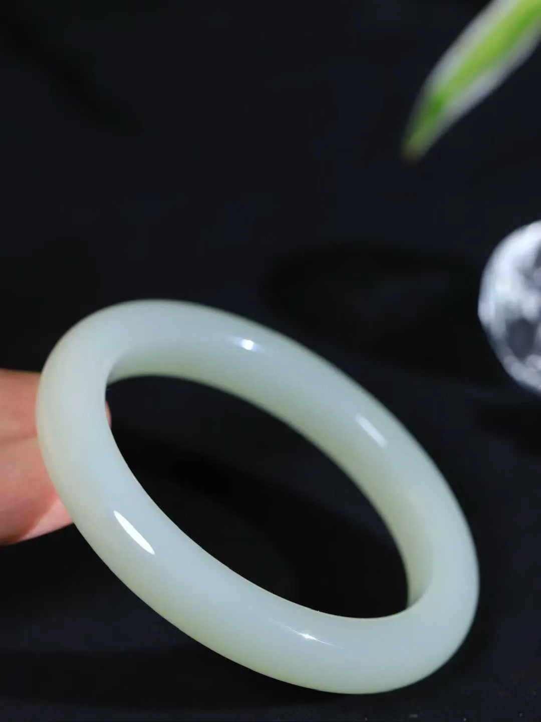 【岁月之韵.手镯】

精品和田玉晴水手镯，色泽淡雅如雨后初晴的天空，清新脱俗。手镯圆润饱满，寓意圆满和谐，承载着岁月的温柔与时光的沉淀。无论是日常佩戴还是珍藏，都是对美好生活的诗意表达。重62克  尺寸59.5-11.7-9.8mm  561243074A