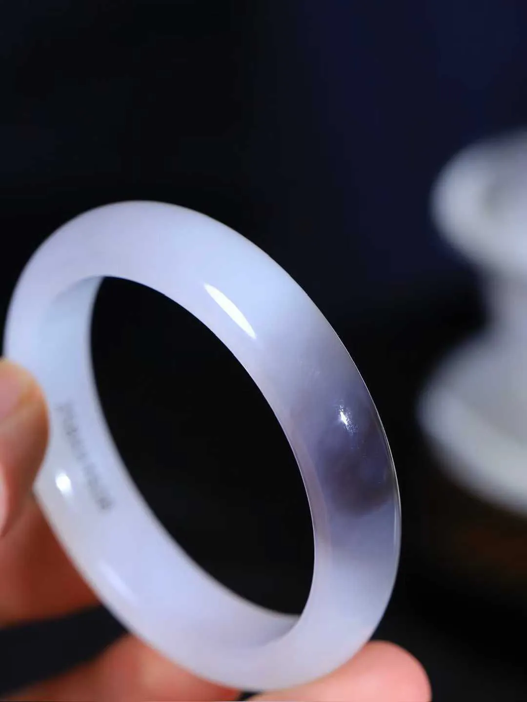 【婉约佳人.手镯】

精品️和田玉白玉烟紫双色手镯 玉质温润细腻 油性十足 手感舒适，高华雅逸，线条流畅，简约大气，美自天成，素雅高贵。佩戴于腕间，婉约之美，举手投足间透出那份低调奢华。重41克 内径50.5mm  尺寸12.3-7.8mm   FDA-781203033