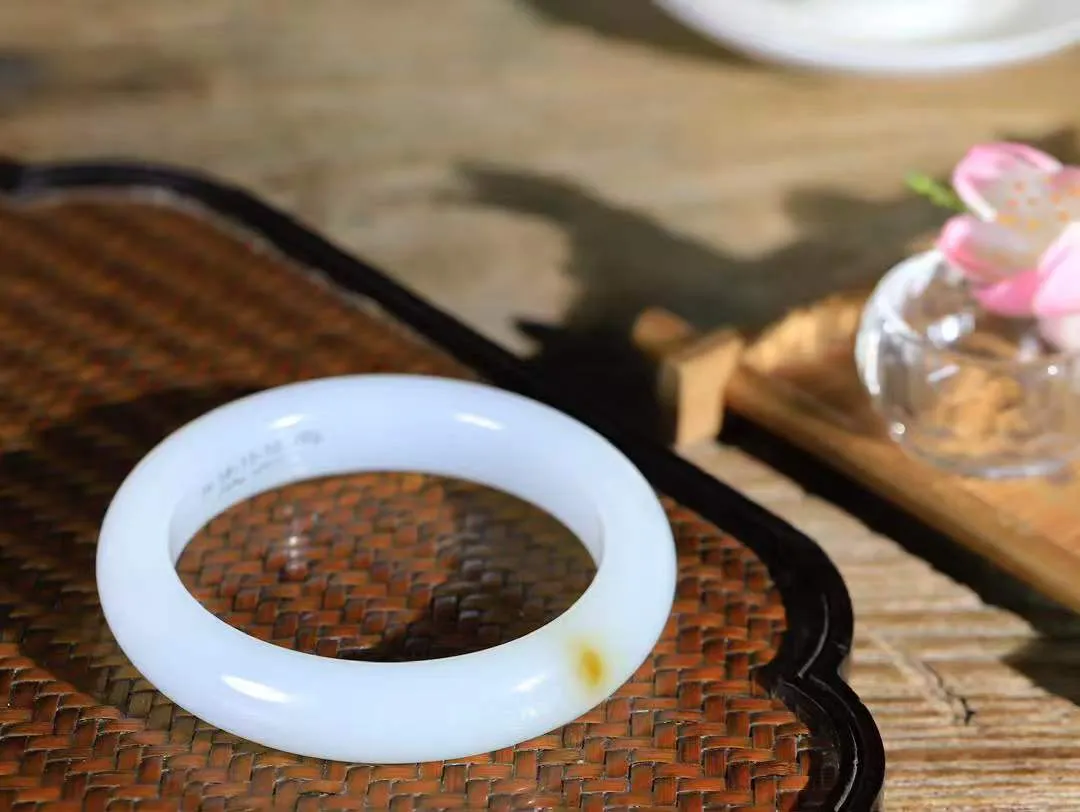 【暖玉生香·手镯】

收藏级和田玉糖白玉手镯，质地油润细腻，色泽高贵典雅，镯型古朴典雅。在诗情画意