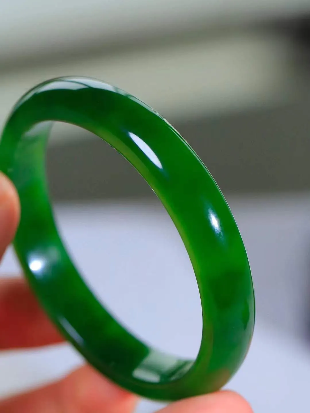 【碧色荡漾·手镯】

收藏级臻品和田玉碧玉手镯，玉质细腻温润，手感舒适，️线条流畅，简约大气，美自天成，佩戴于腕间，婉约之美，举手投足间透出那份低调奢华，醉人心扉。重38.4克  内径圈口56mm  尺寸11-6.8mm  FDA-661203133