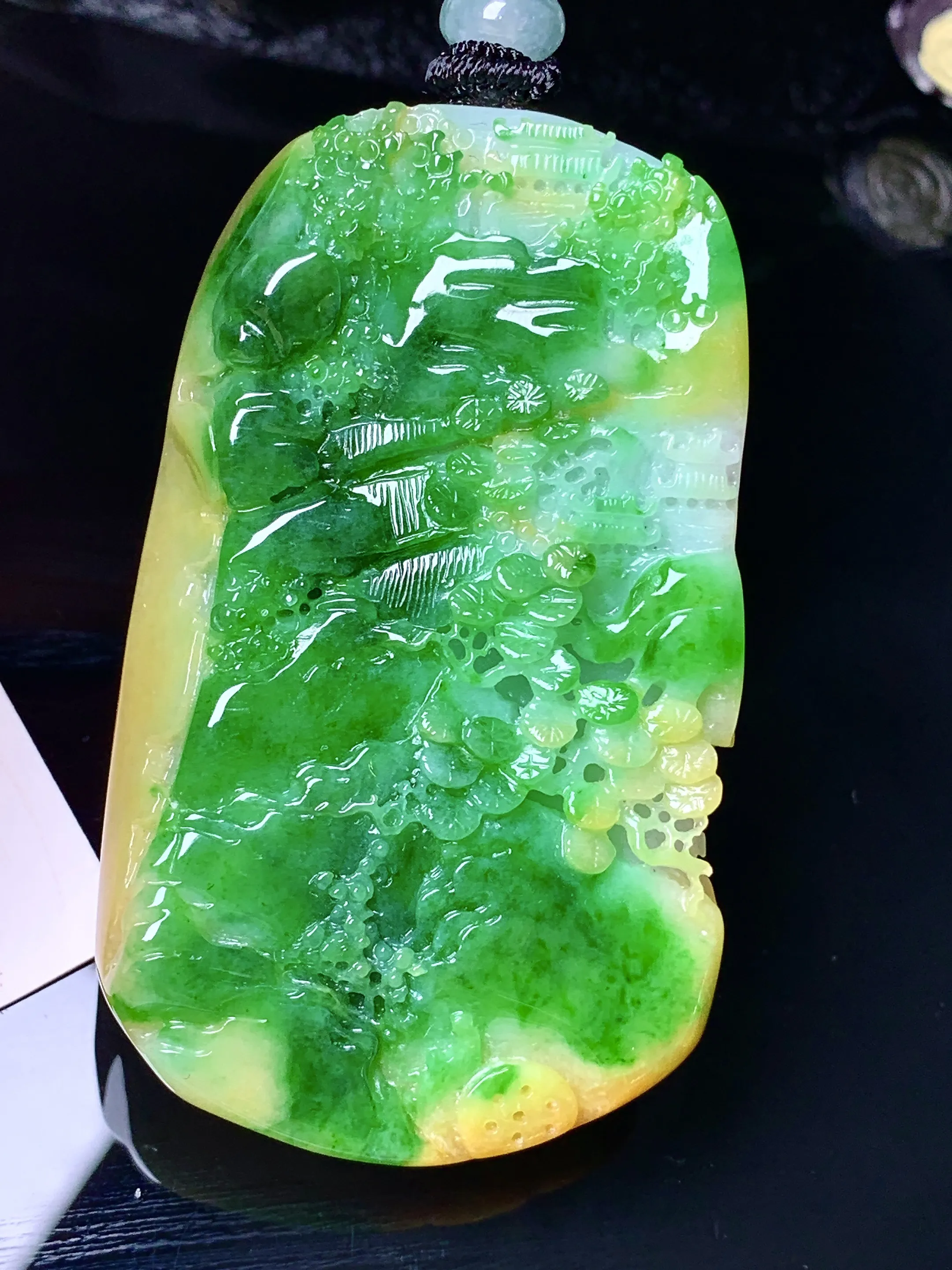 黄绿山水牌子吊坠 玉质细腻 色泽清新艳丽 整体尺寸58*35*12.5