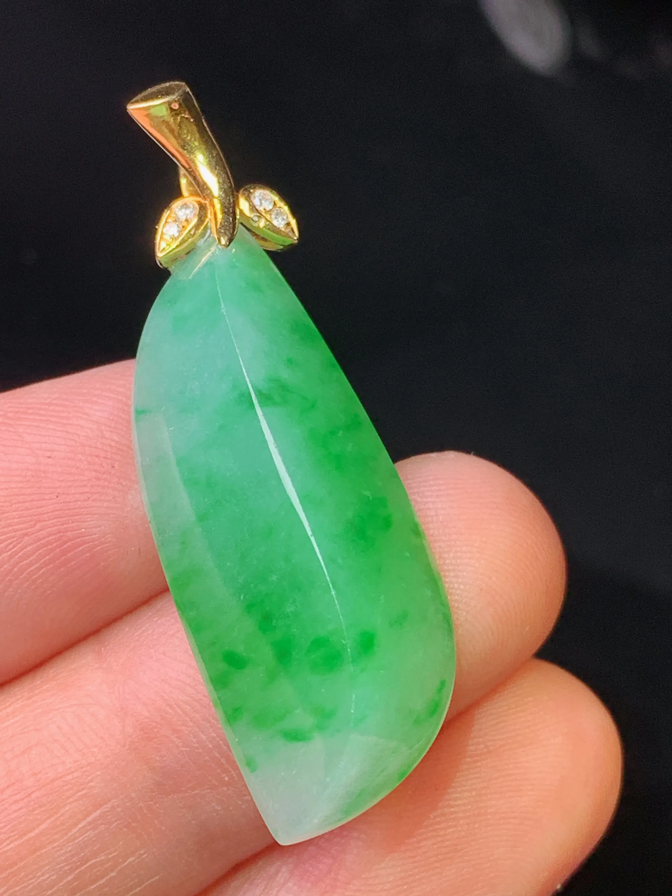 18k金钻镶嵌飘绿随形吊坠 玉质细腻 色泽清新艳丽 整体尺寸39.6*13.2*7.5