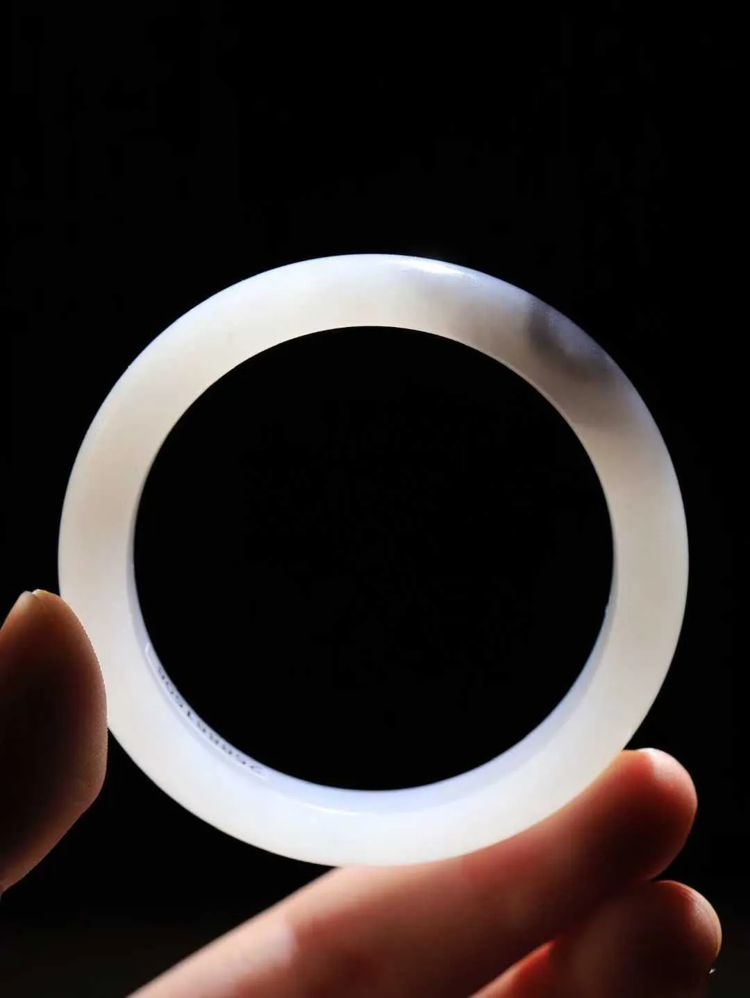 【婉约佳人.手镯】

精品️和田玉白玉烟紫双色手镯 玉质温润细腻 油性十足 手感舒适，高华雅逸，线条流畅，简约大气，美自天成，素雅高贵。佩戴于腕间，婉约之美，举手投足间透出那份低调奢华。重41克 内径50.5mm  尺寸12.3-7.8mm   FDA-781203033