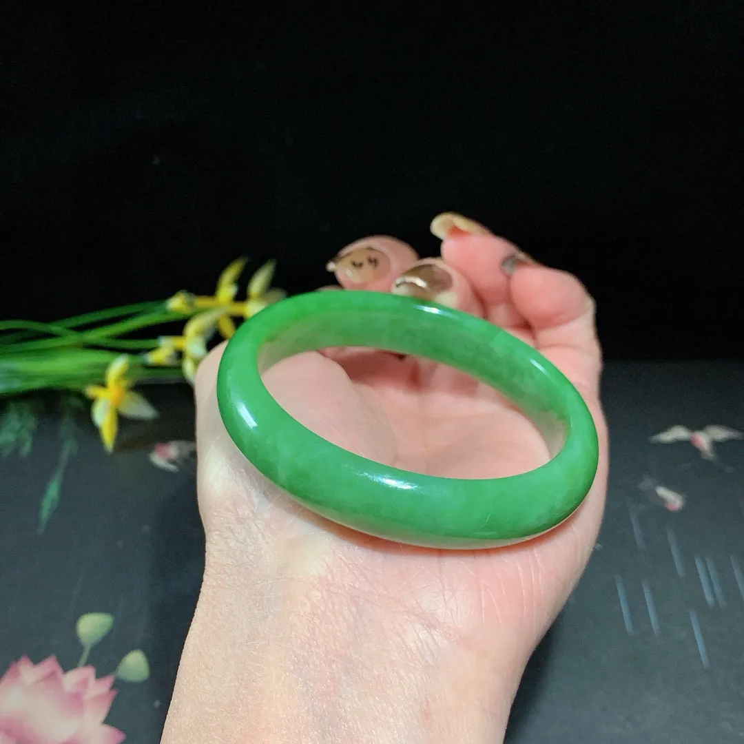 和田玉54圈口阳绿色碧玉手镯！玉质细腻油润 底色纯净 无裂无杂 脂粉好，品质高
