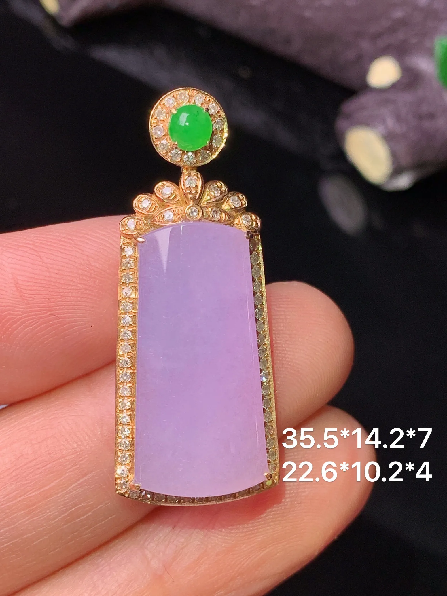 18k金钻镶嵌紫罗兰玉柱吊坠 玉质细腻 色泽清新艳丽 整体尺寸35.5*14.2*7