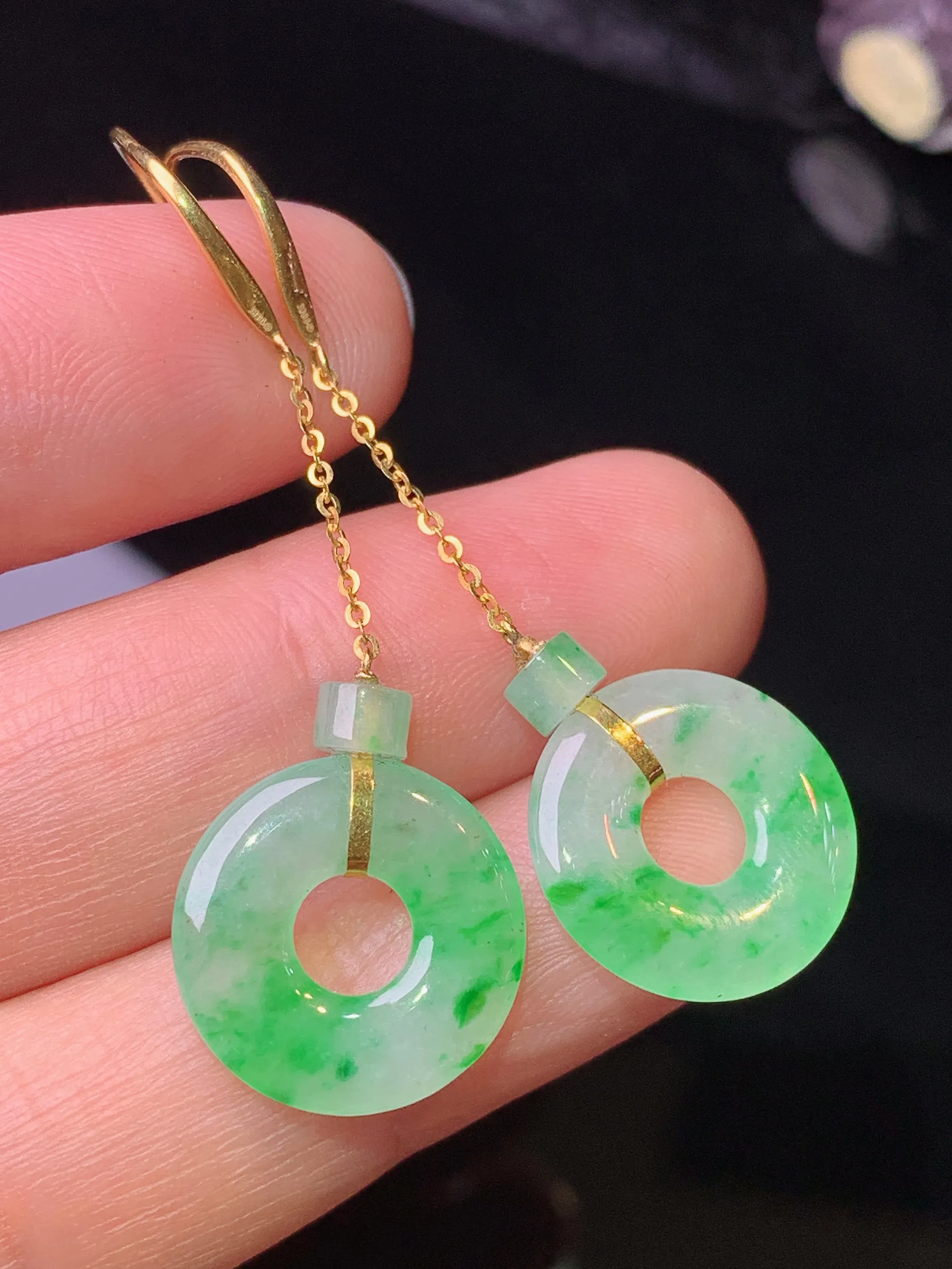 18k金镶嵌飘绿平安环耳坠 玉质细腻 色泽清新艳丽 整体尺寸44.6*14.7*2.5