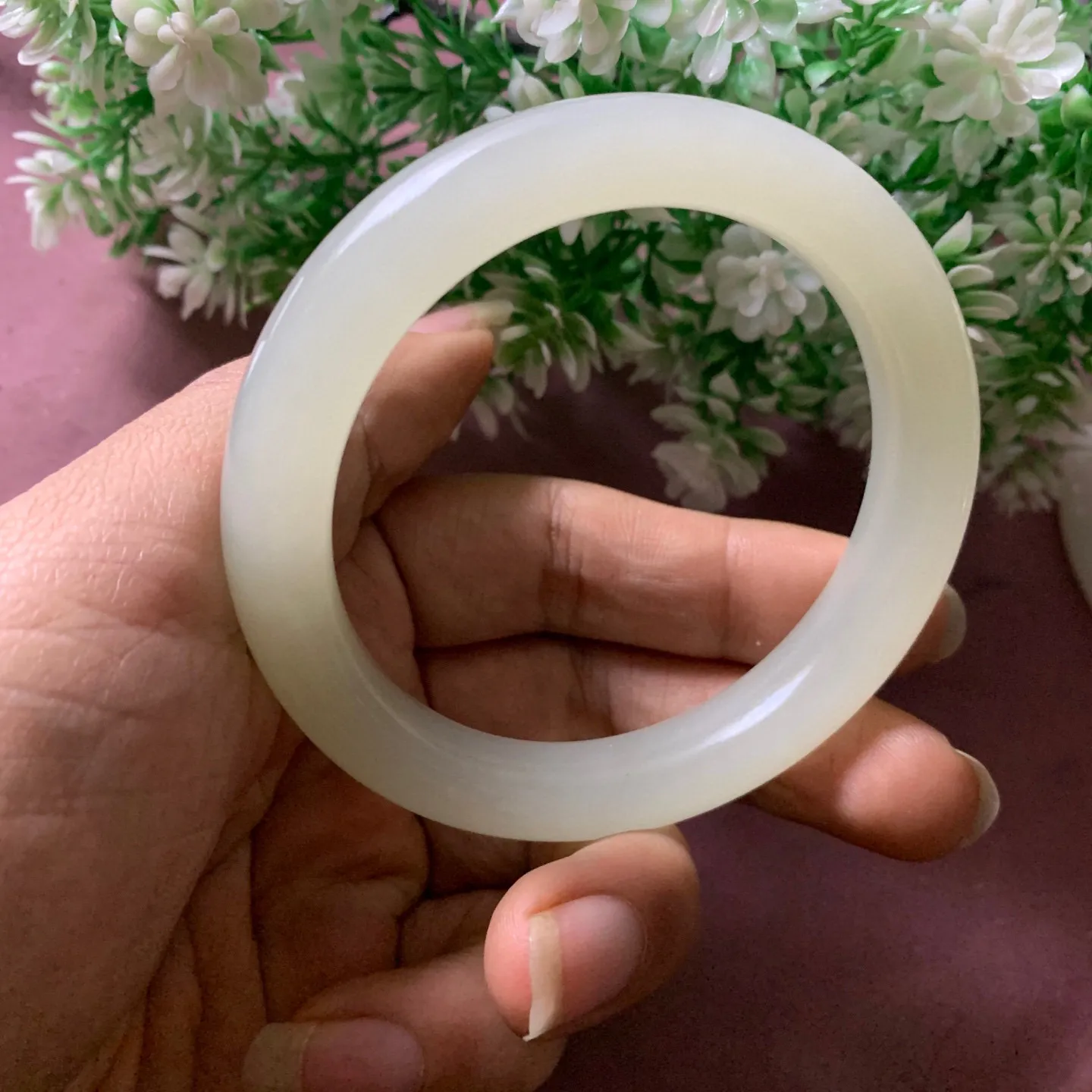 58圈口和田玉冰晴白条手镯【挽间柔情】，和田玉58圈口青白色手镯，冰透十足，起荧光，带冰底，镯型古朴