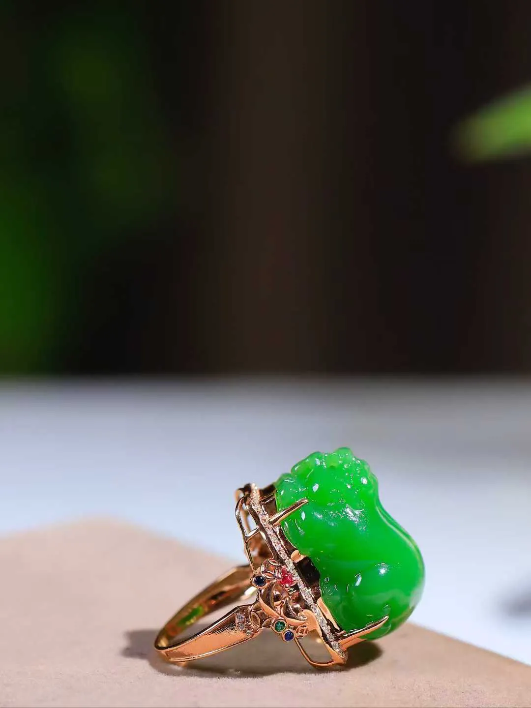 （金镶玉.招财貔貅.戒指）

精品和田玉碧玉18k金镶嵌貔貅戒指，质地细腻油润，精工雕刻，貔貅表情生猛威严，形象立体生动，有纳食四方之财，消灾好运的寓意，貔貅属火，火主心，心主神明，祈福佩戴者聪慧灵秀。
重10.3克   尺寸17-23-17mm   76120853A