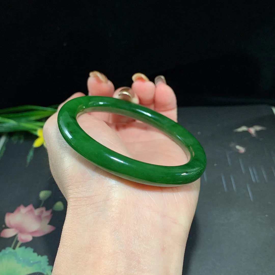 和田玉57.5圈口菠菜绿圆条碧玉手镯！玉质细腻油润 底色纯净 无纹裂 脂粉好，品质高