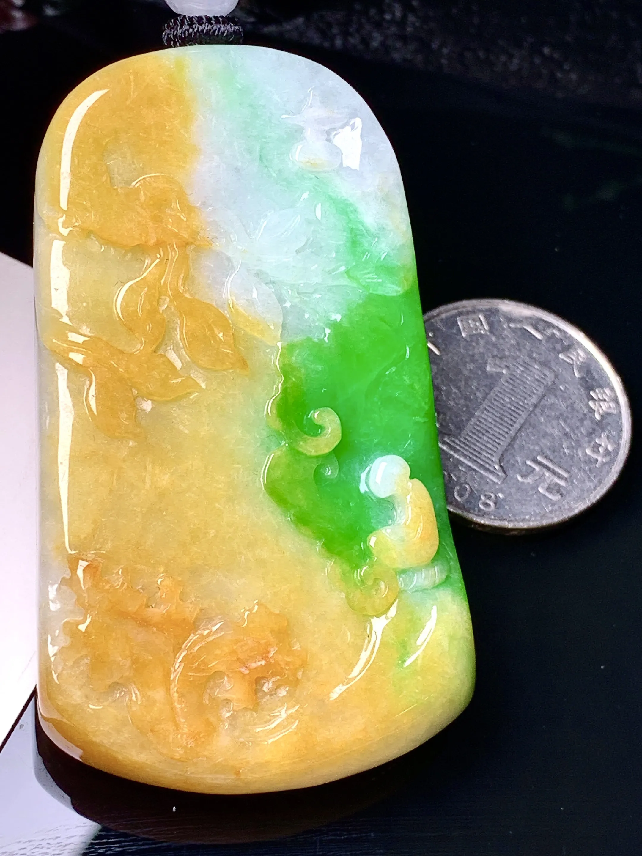 18k金钻镶嵌飘黄绿悟道山水牌吊坠 玉质细腻 色泽清新艳丽 整体尺寸62.5*36.5*10