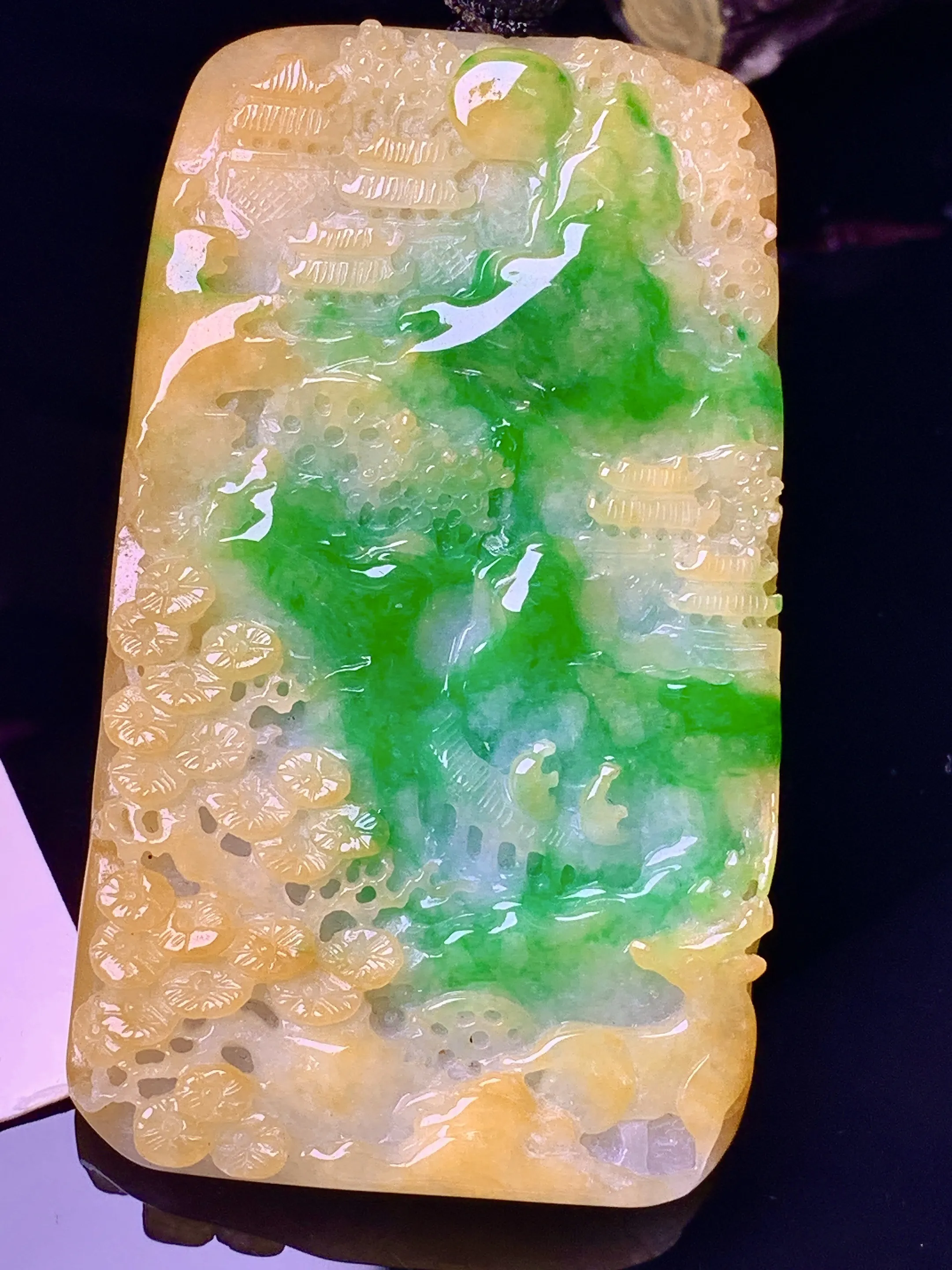 黄绿山水牌吊坠 玉质细腻 色泽清新艳丽 整体尺寸60.2*35*7.5