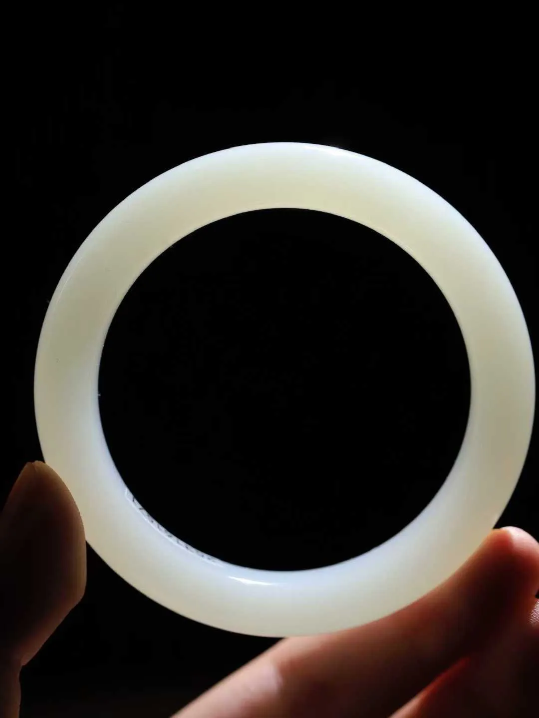 （温柔雅致.手镯）

精品️和田玉白玉手镯。镯型饱满，温润细腻，脂润沁香。️执一卷书，沏一盏茶，着一袭裙，戴一只镯。淡淡浅笺，素心若兰，静赏玉中诗画。悠悠岁月，芊手轻摘，盛满诗样芳华。重65.3克   尺寸57.5-12.8-9.7mm    FDA-321203000