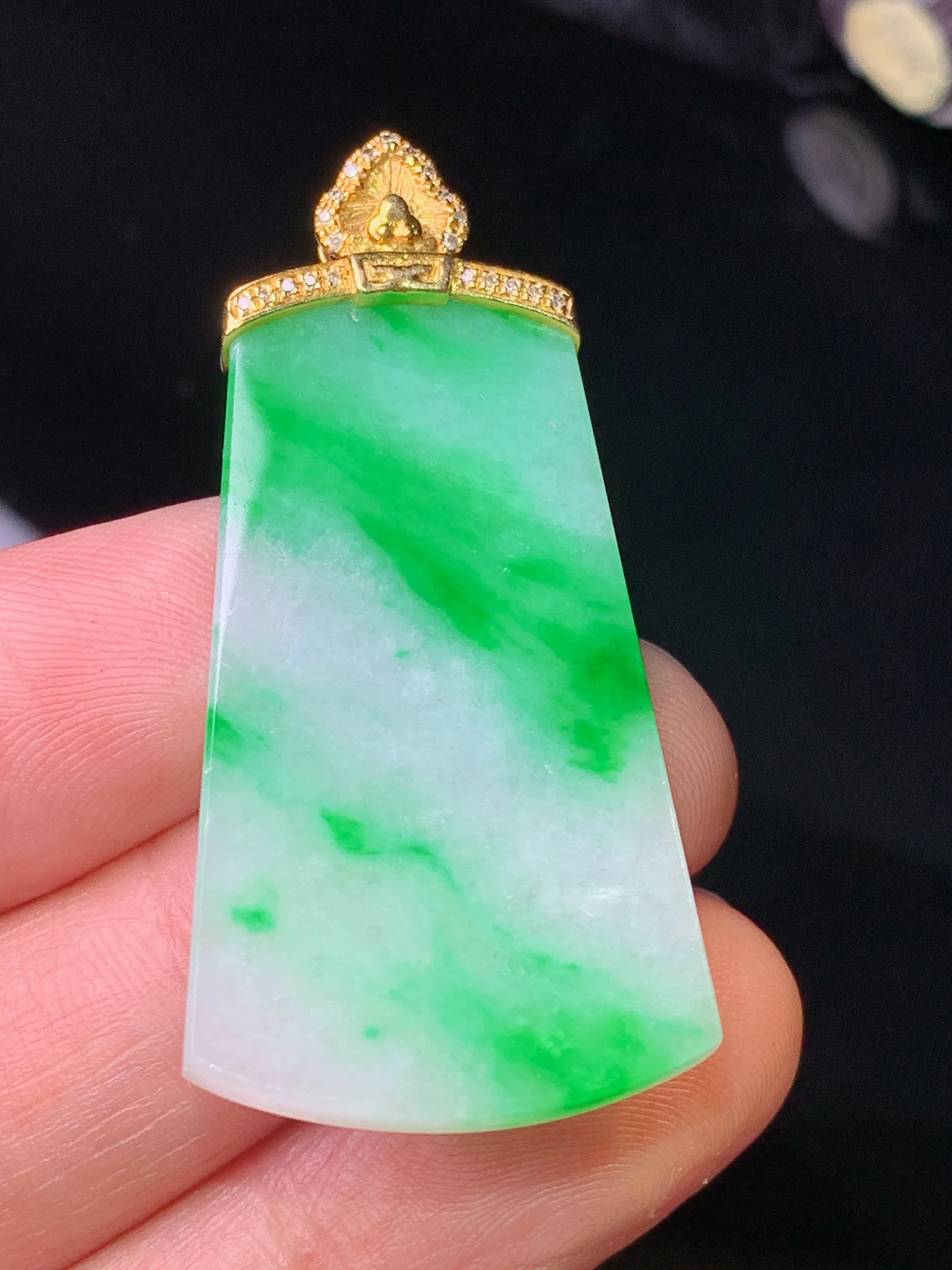 18k金钻镶嵌飘绿无事牌吊坠 玉质细腻 色泽清新艳丽 整体尺寸43.8*20.7*2.7