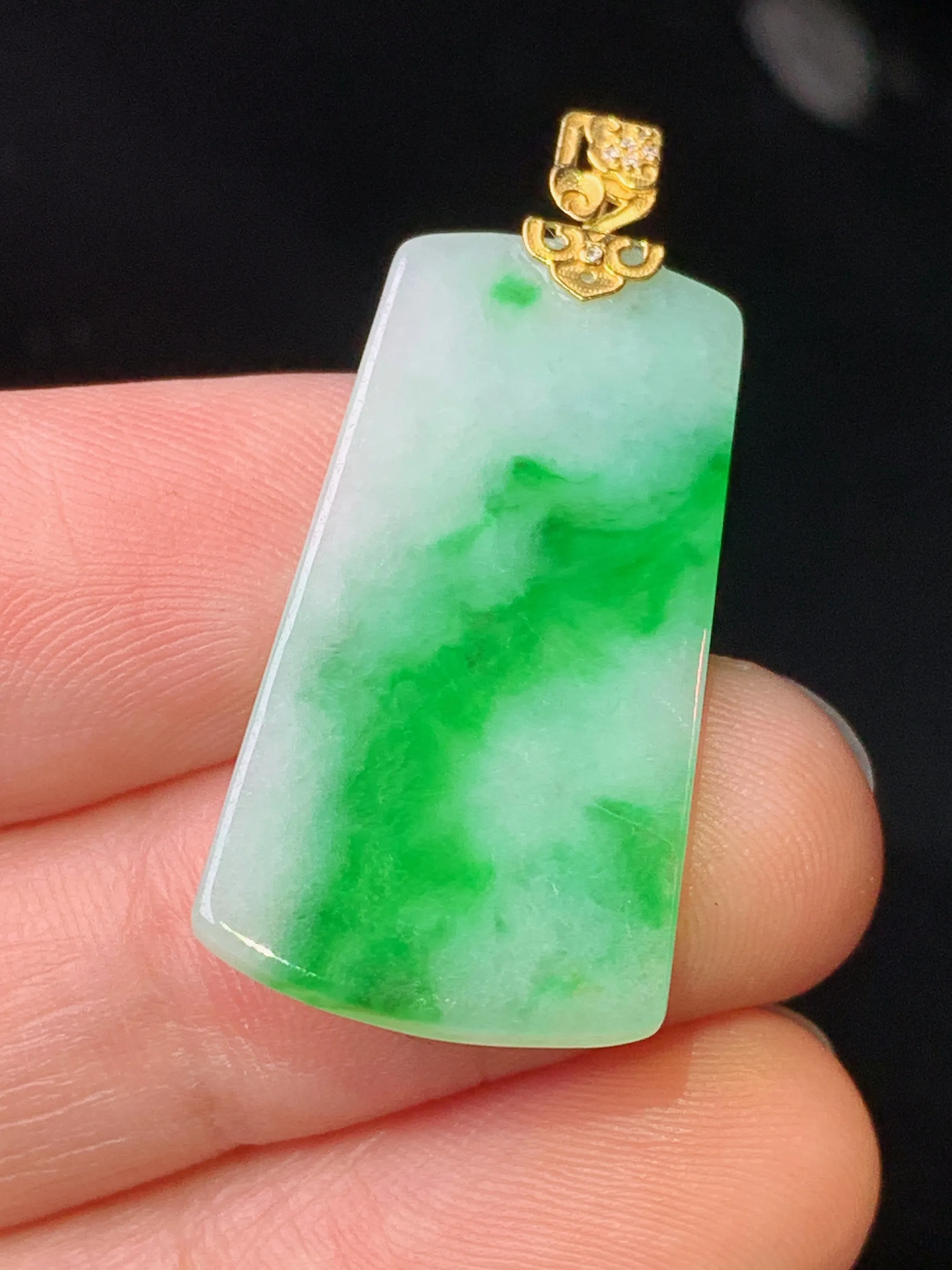 18k金镶嵌飘绿无事牌吊坠 玉质细腻 色泽清新艳丽 整体尺寸33.3*15*2.2